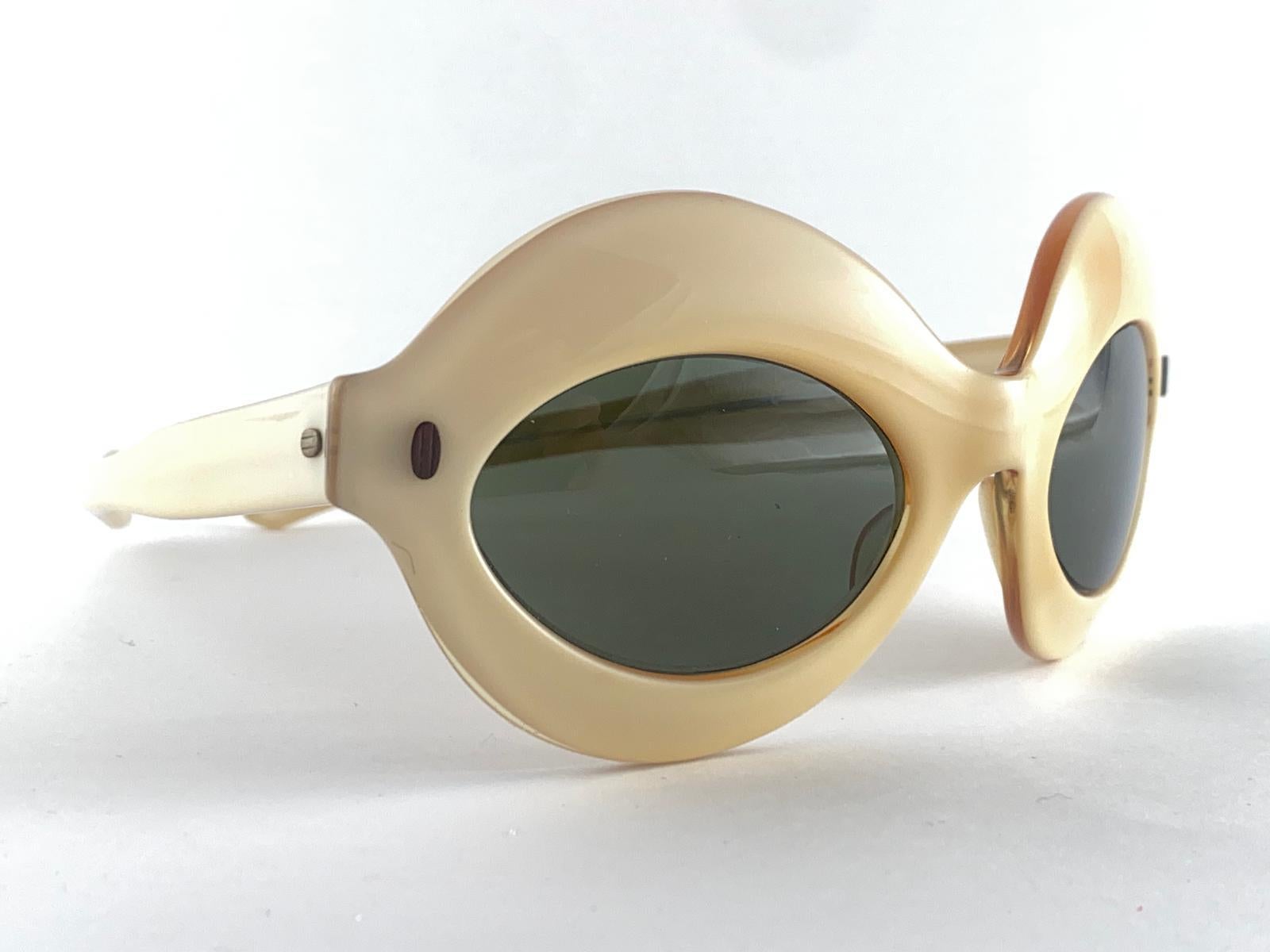 Mint Vintage Midcentury Beige Oval Frame Brown Lenses  Sunglasses 1960'S For Sale 1