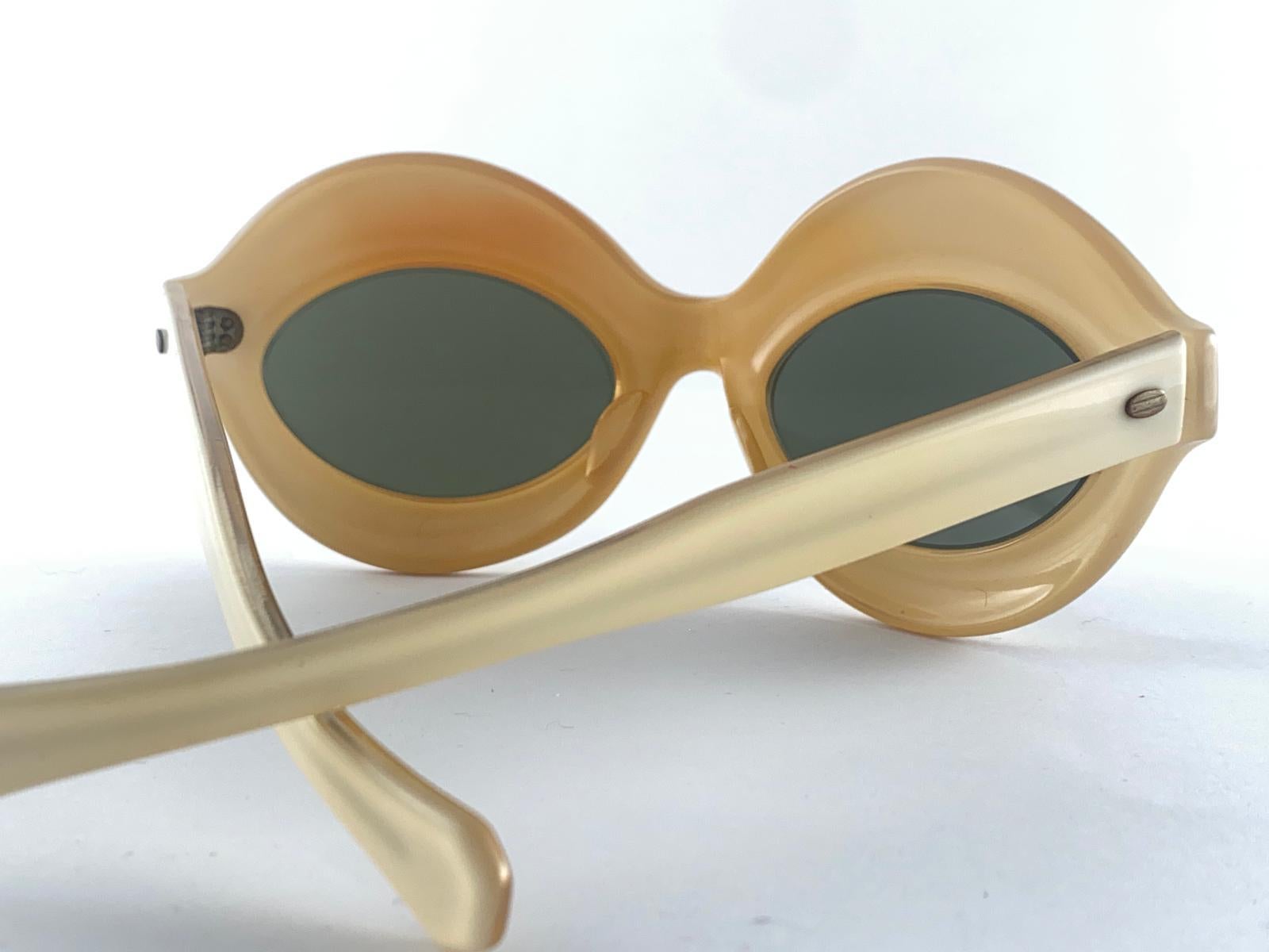 Mint Vintage Midcentury Beige Oval Frame Brown Lenses  Sunglasses 1960'S For Sale 2