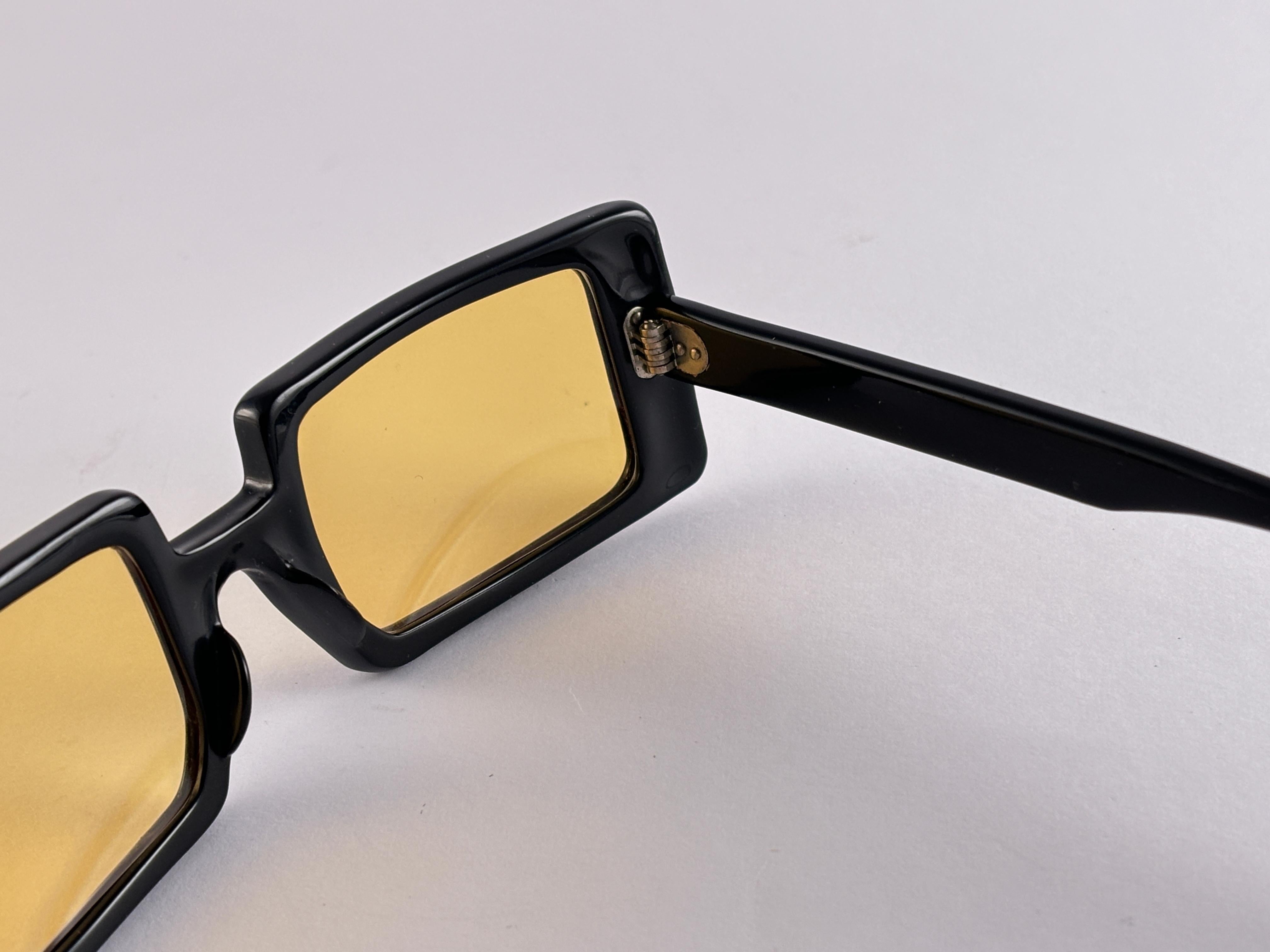 Nero Occhiali da sole Vintage Midcentury neri lucidi con lenti ambrate 1960's in vendita