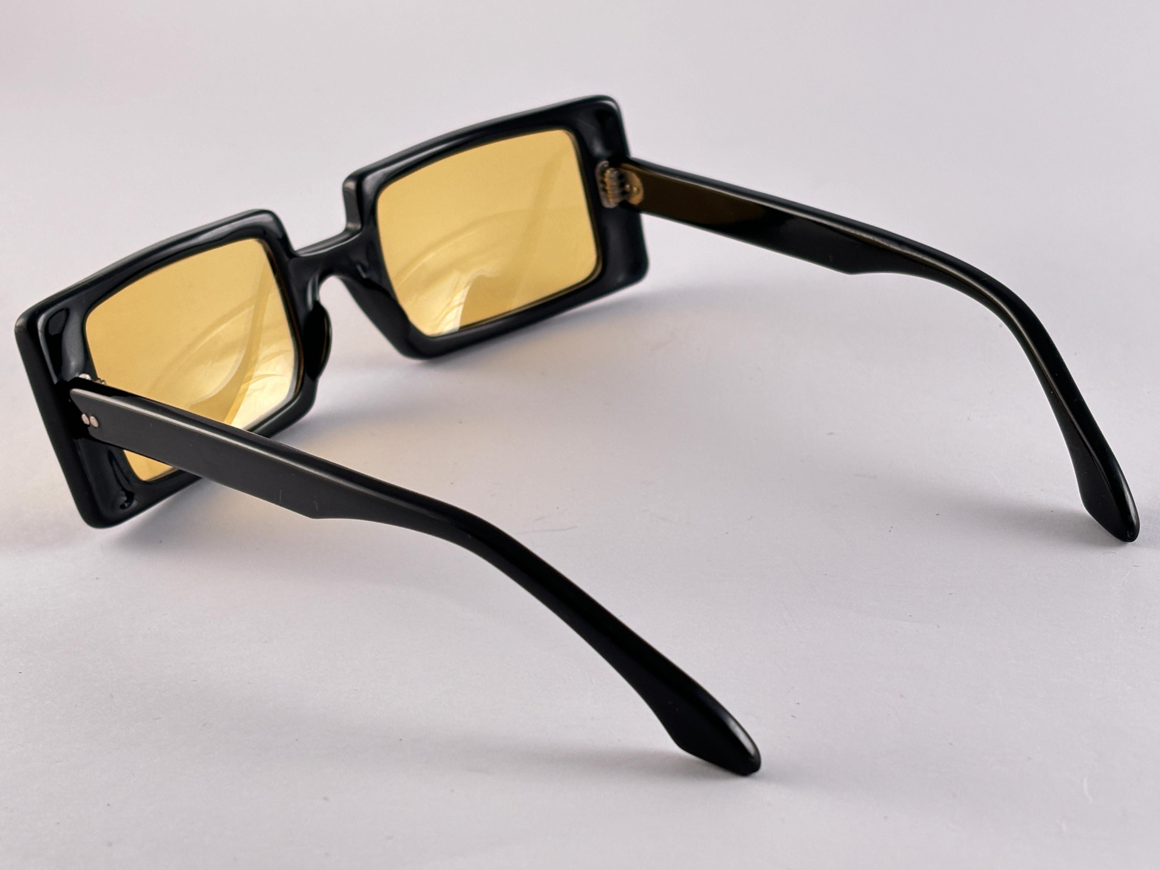 Occhiali da sole Vintage Midcentury neri lucidi con lenti ambrate 1960's In condizioni ottime in vendita a Baleares, Baleares