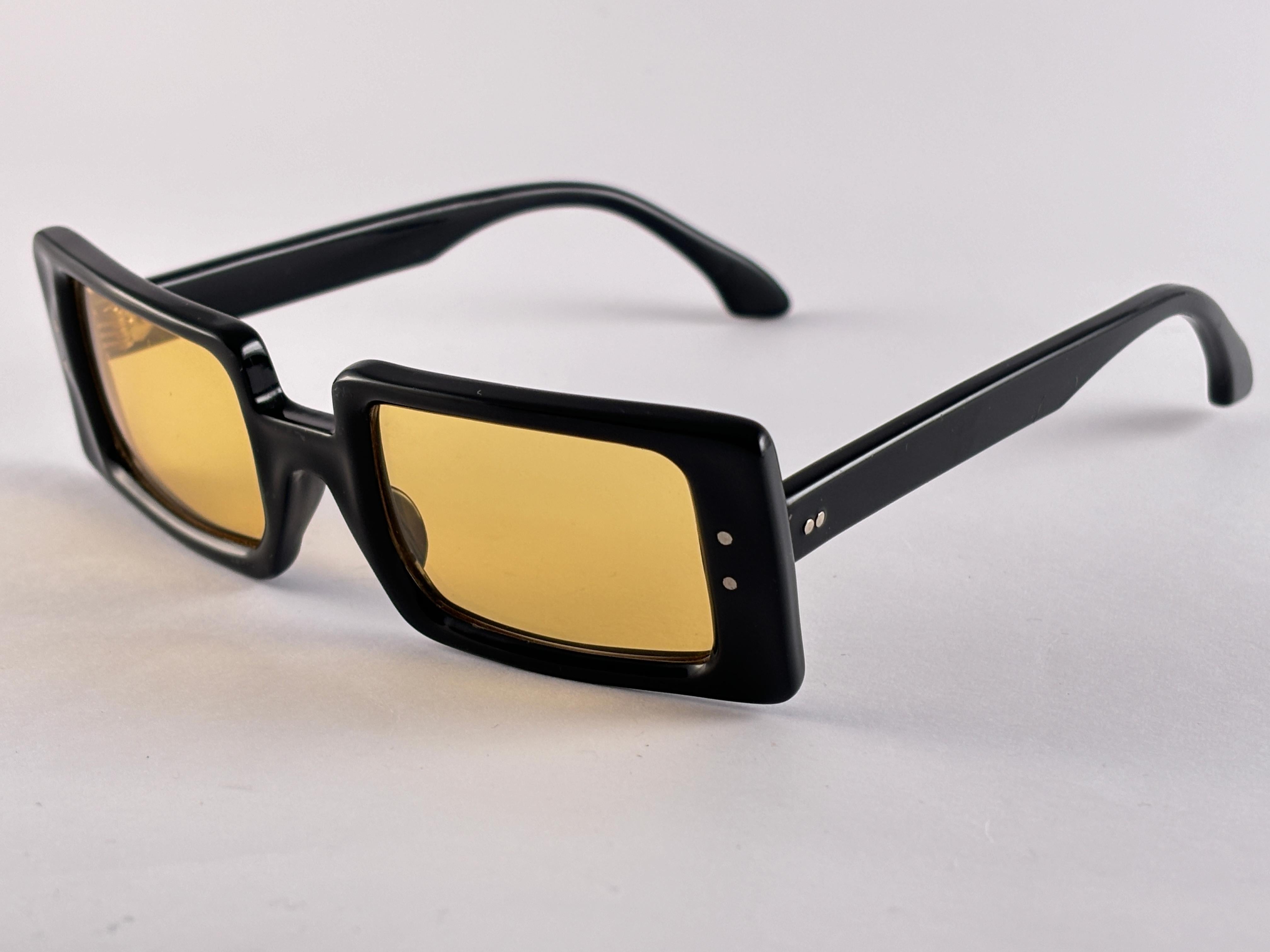 da uomo o donna Occhiali da sole Vintage Midcentury neri lucidi con lenti ambrate 1960's in vendita