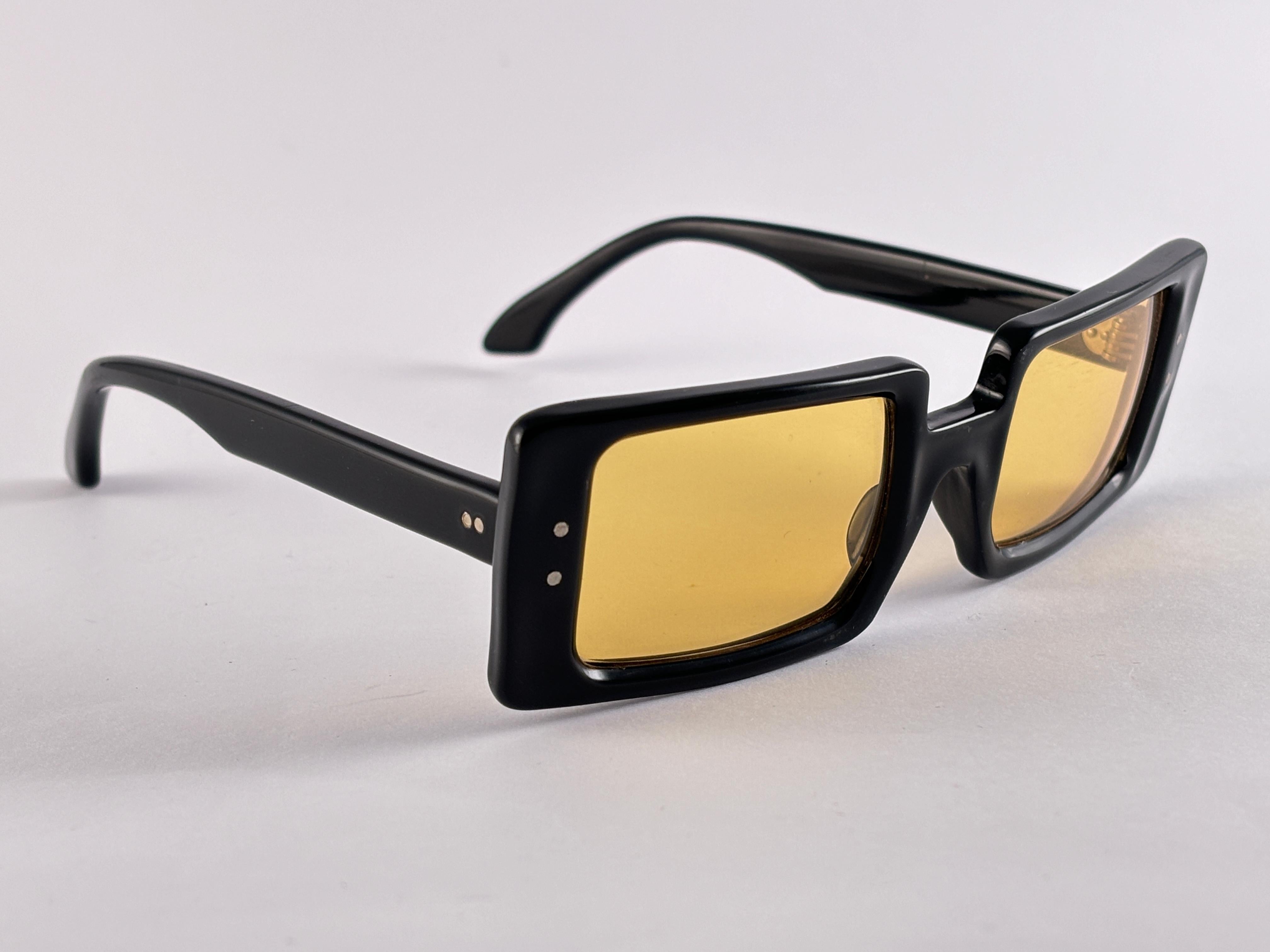 Occhiali da sole Vintage Midcentury neri lucidi con lenti ambrate 1960's in vendita 1