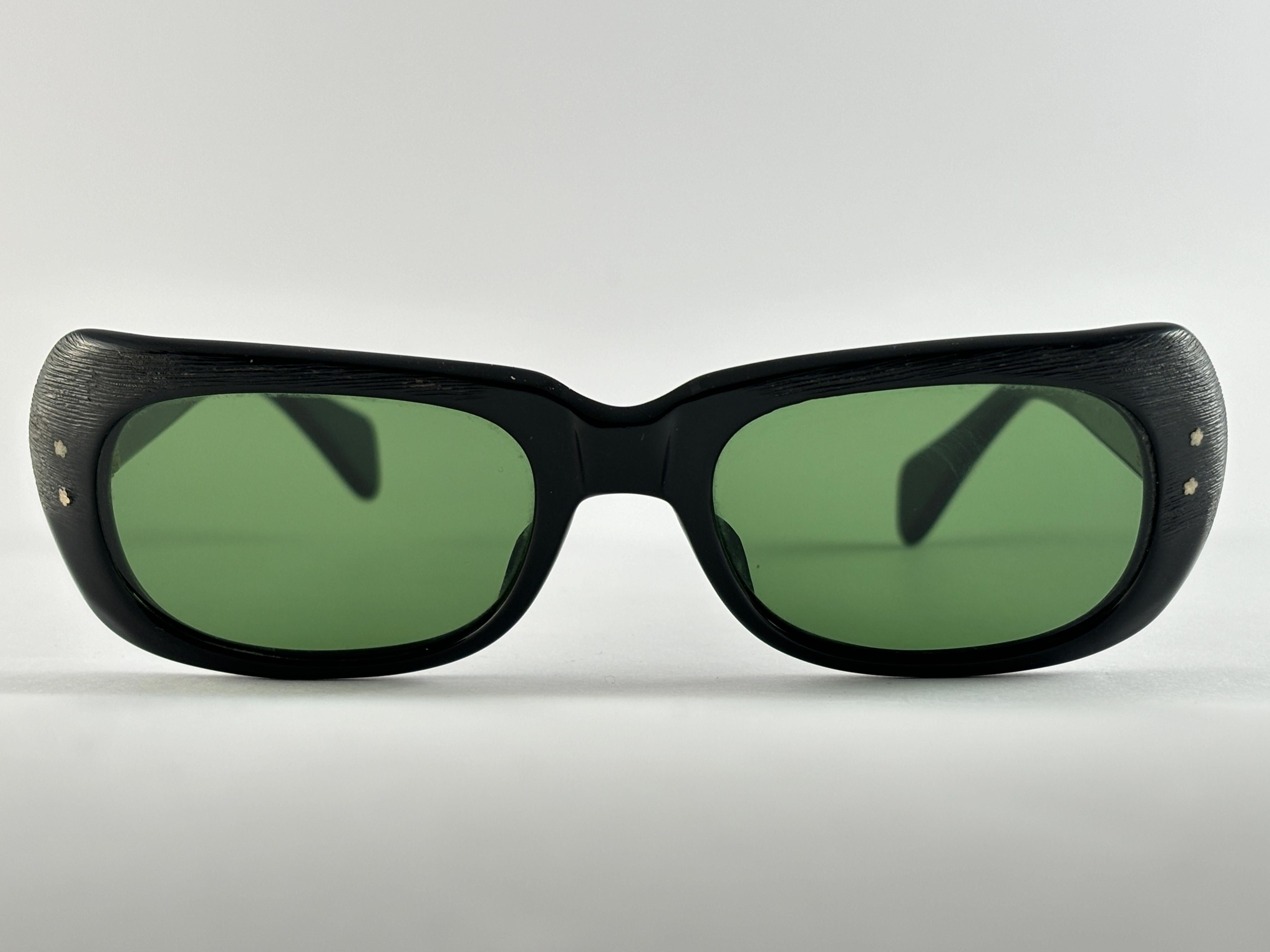 
Vintage Midcentury Black Sleek Strong Frame Sporting Green Lenses.
Dieser Artikel kann geringe Anzeichen von Verschleiß aufgrund der Lagerung zeigen



Vorderseite                                      13 Zentimeter 
Höhe der Linse                  
