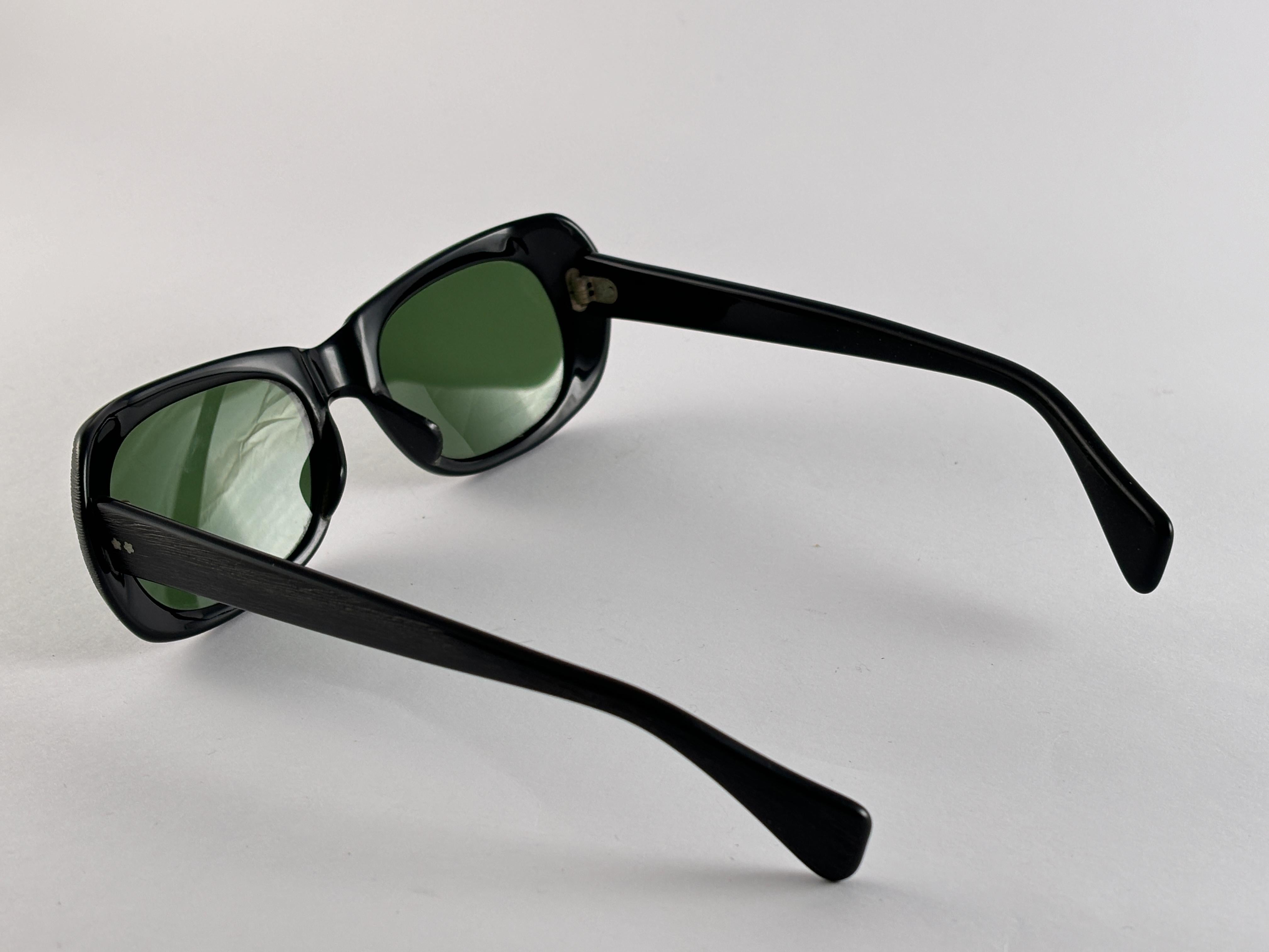 Mint Vintage Schwarze, schlichte, grüne Mid-Century-Lenses in Mint  Sonnenbrille 1960'S im Zustand „Hervorragend“ im Angebot in Baleares, Baleares