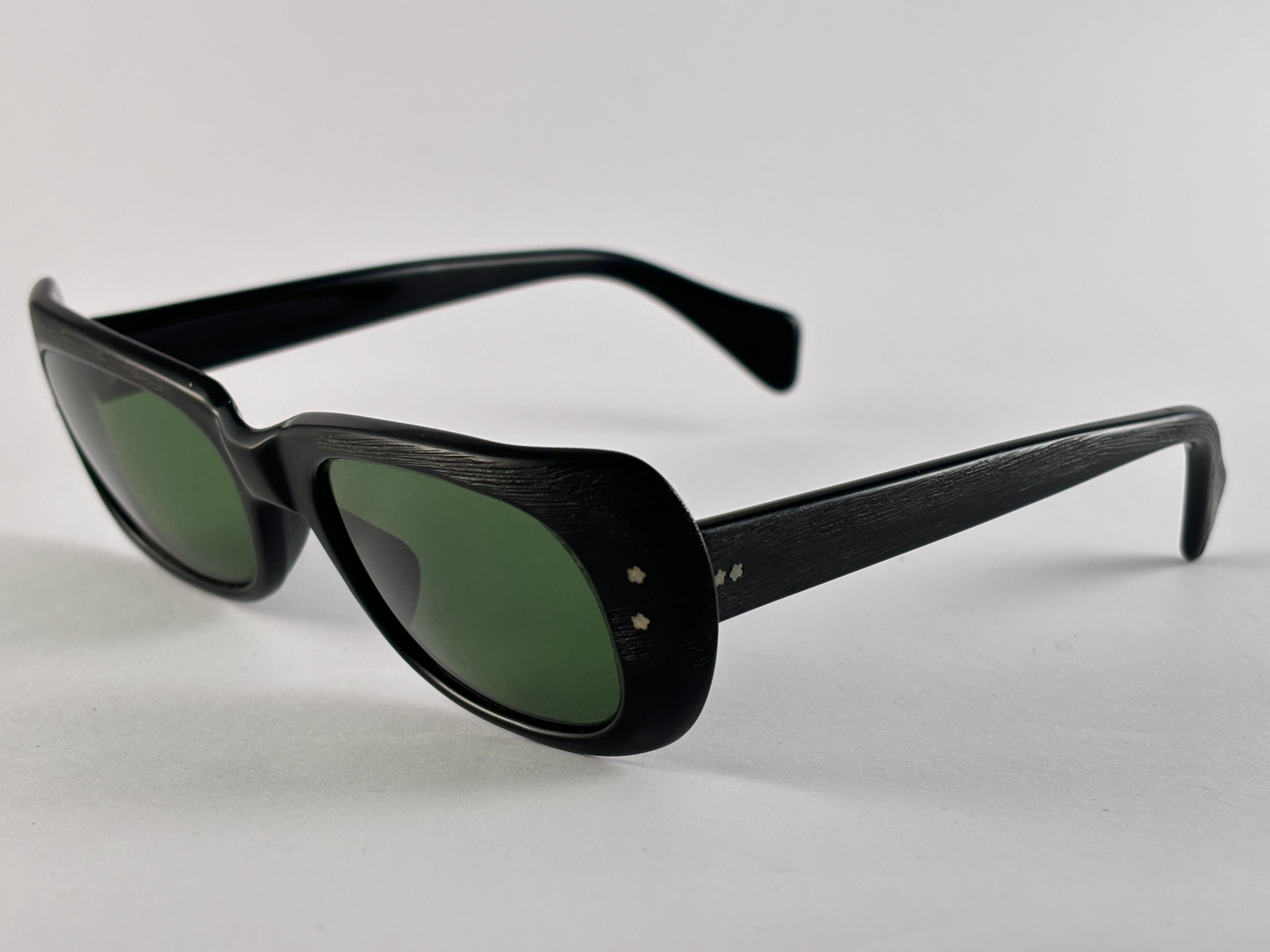 Mint Vintage Schwarze, schlichte, grüne Mid-Century-Lenses in Mint  Sonnenbrille 1960'S für Damen oder Herren im Angebot