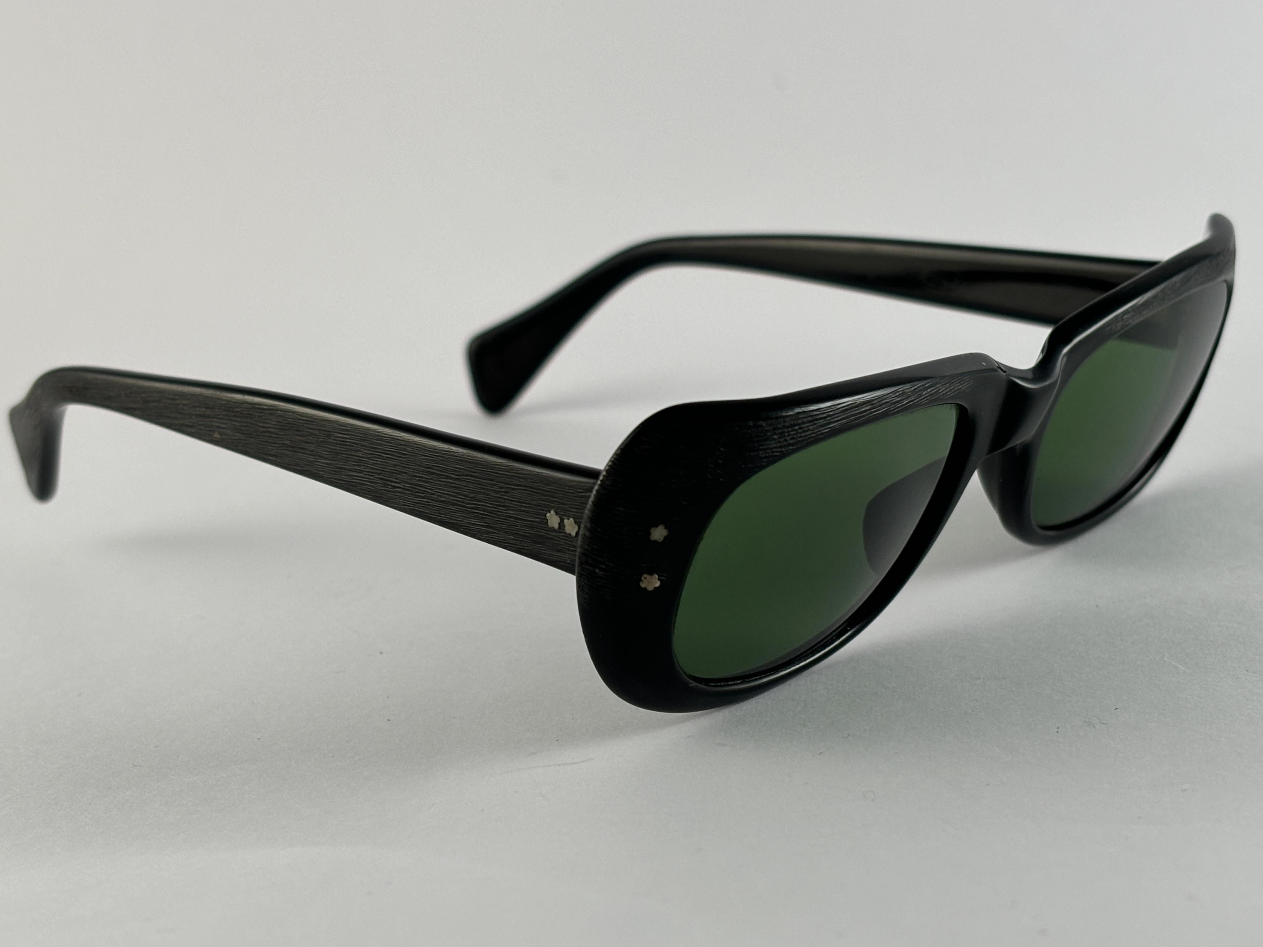 Mint Vintage Schwarze, schlichte, grüne Mid-Century-Lenses in Mint  Sonnenbrille 1960'S im Angebot 1