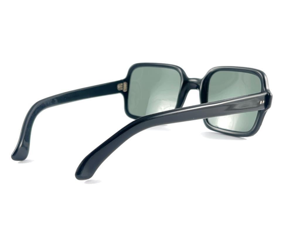 Mint Vintage Midcentury Black Square Grey Lenses Frame 60's Sunglasses France en vente 6