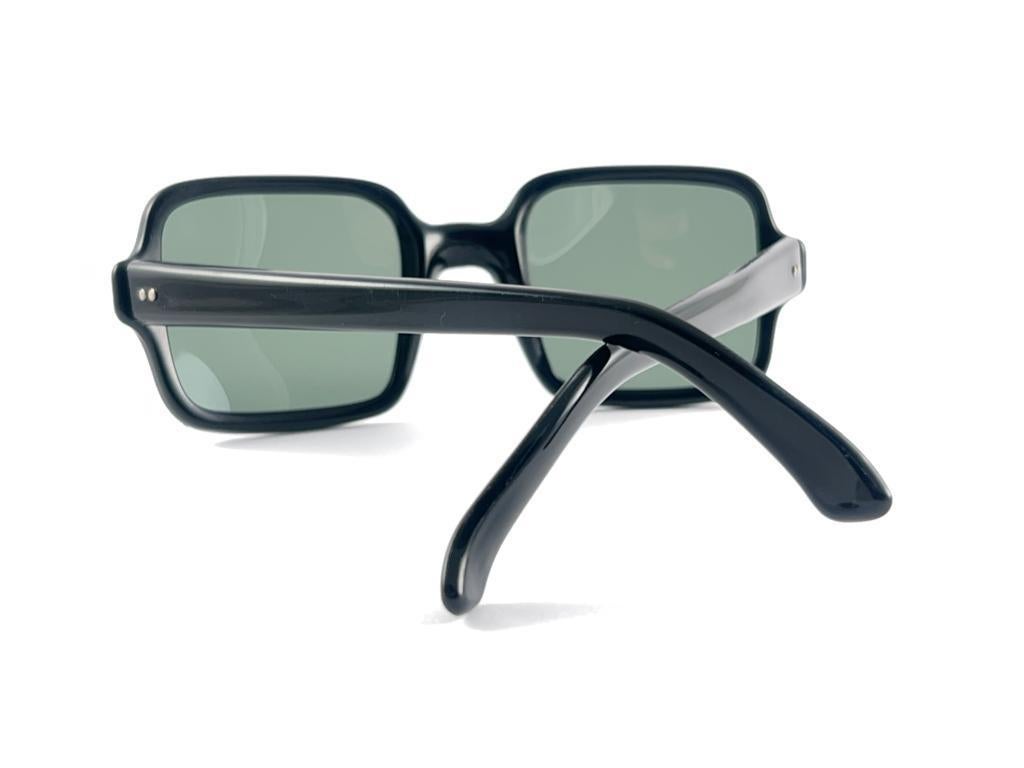 Mint Vintage Midcentury Black Square Grey Lenses Frame 60's Sunglasses France en vente 7