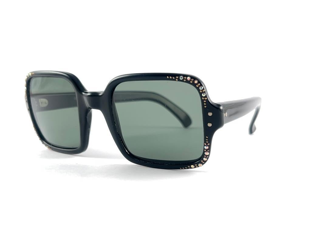 Mint Vintage Midcentury Black Square Frame hält ein Paar graue Gläser Sonnenbrille

New Never Worn Or Display, kann dieser Artikel zeigen geringfügige Anzeichen von Verschleiß aufgrund der Lagerung



Hergestellt in Frankreich



Vorderseite        