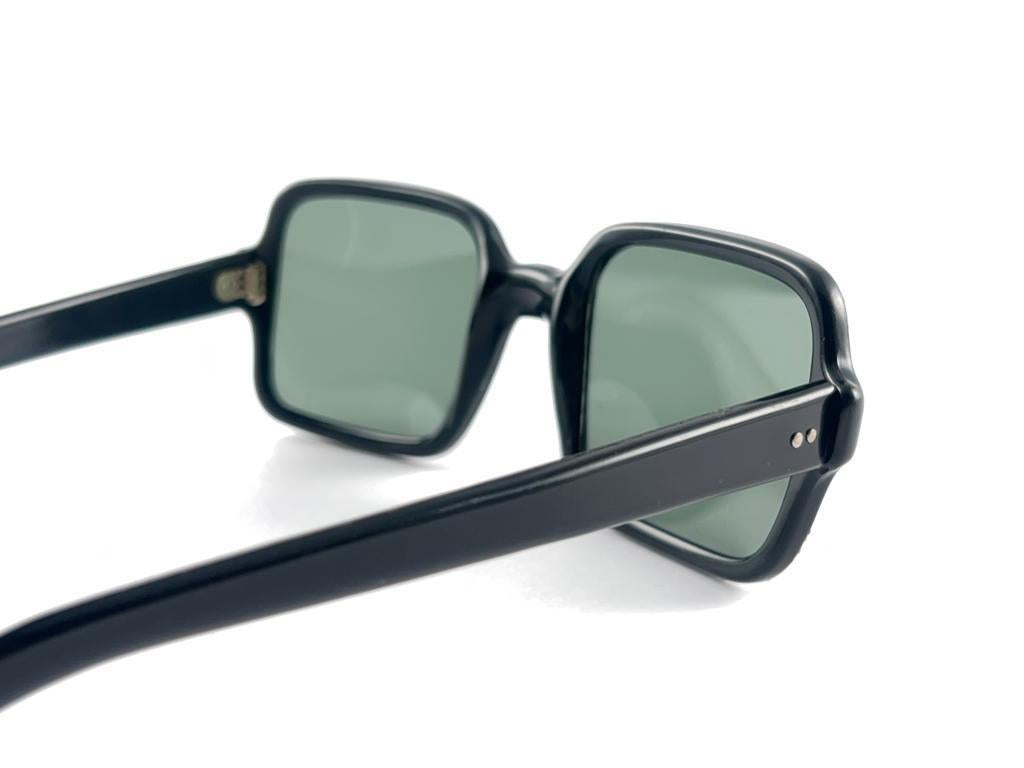 Mint Vintage Midcentury Black Square Grey Lenses Frame 60's Sunglasses France en vente 4