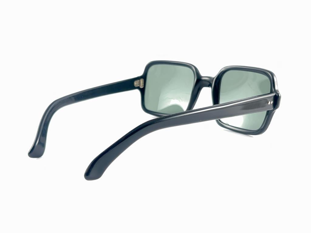 Mint Vintage Midcentury Black Square Grey Lenses Frame 60's Sunglasses France en vente 5