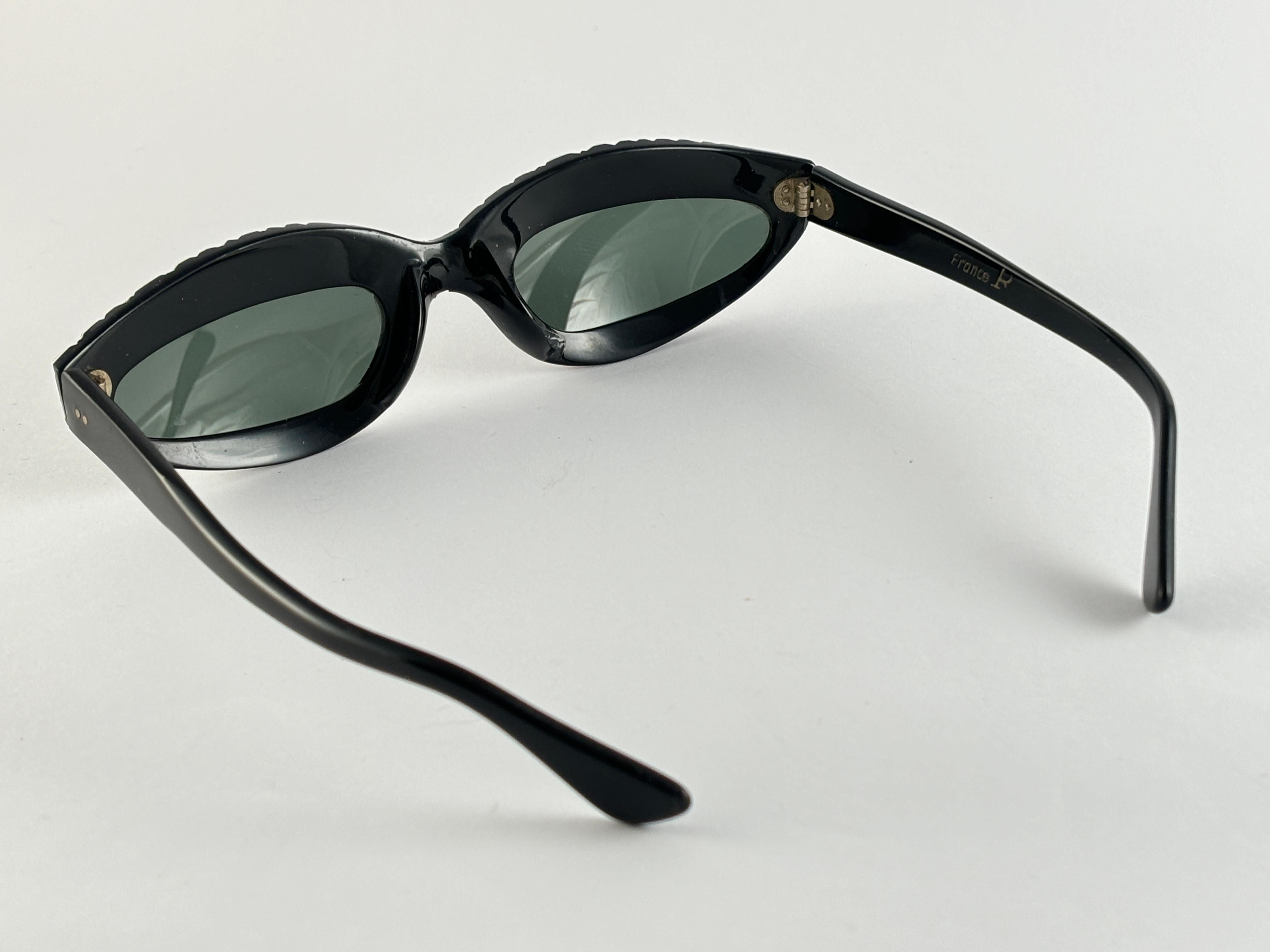 Mint Vintage Midcentury Noir  Lunettes de soleil à yeux de chat texturées, blanches, Whiting, 1960's Unisexe en vente