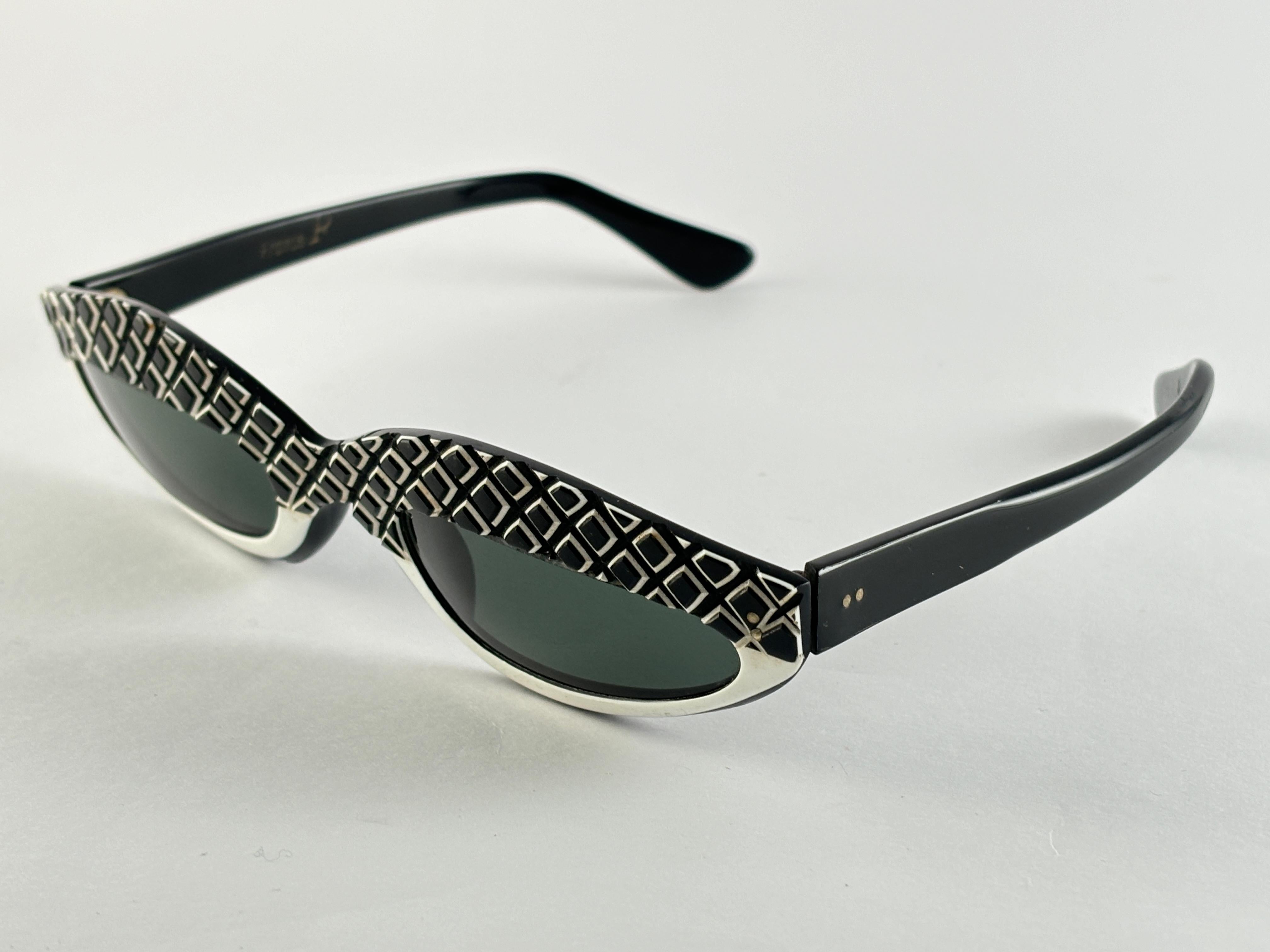 Mint Vintage Midcentury Noir  Lunettes de soleil à yeux de chat texturées, blanches, Whiting, 1960's en vente 2