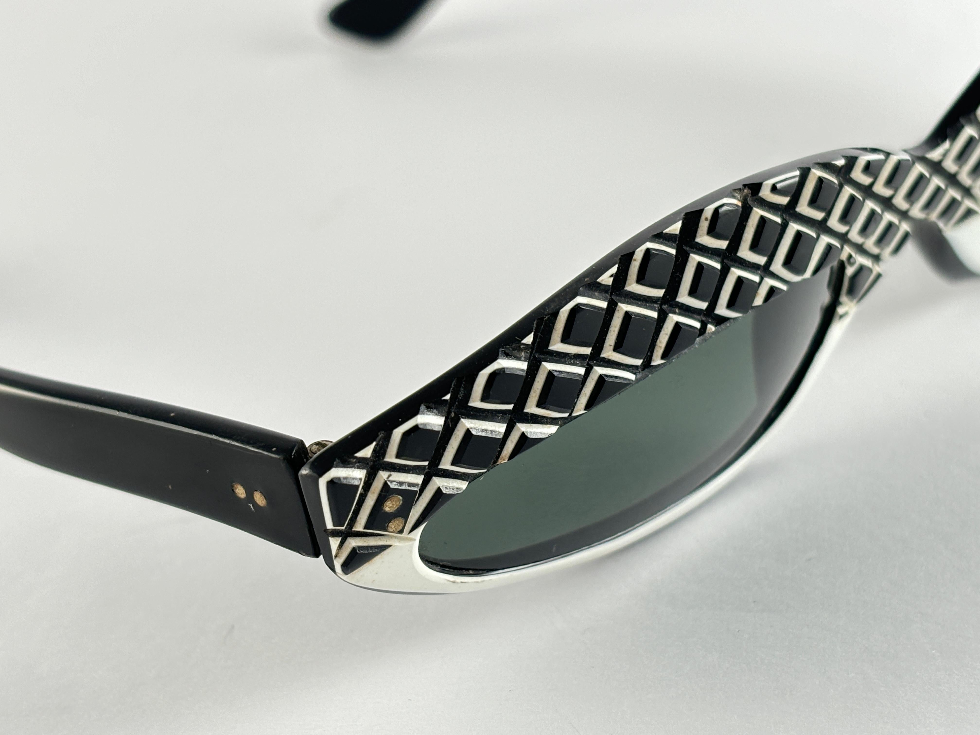Mint Vintage Midcentury Noir  Lunettes de soleil à yeux de chat texturées, blanches, Whiting, 1960's en vente 3