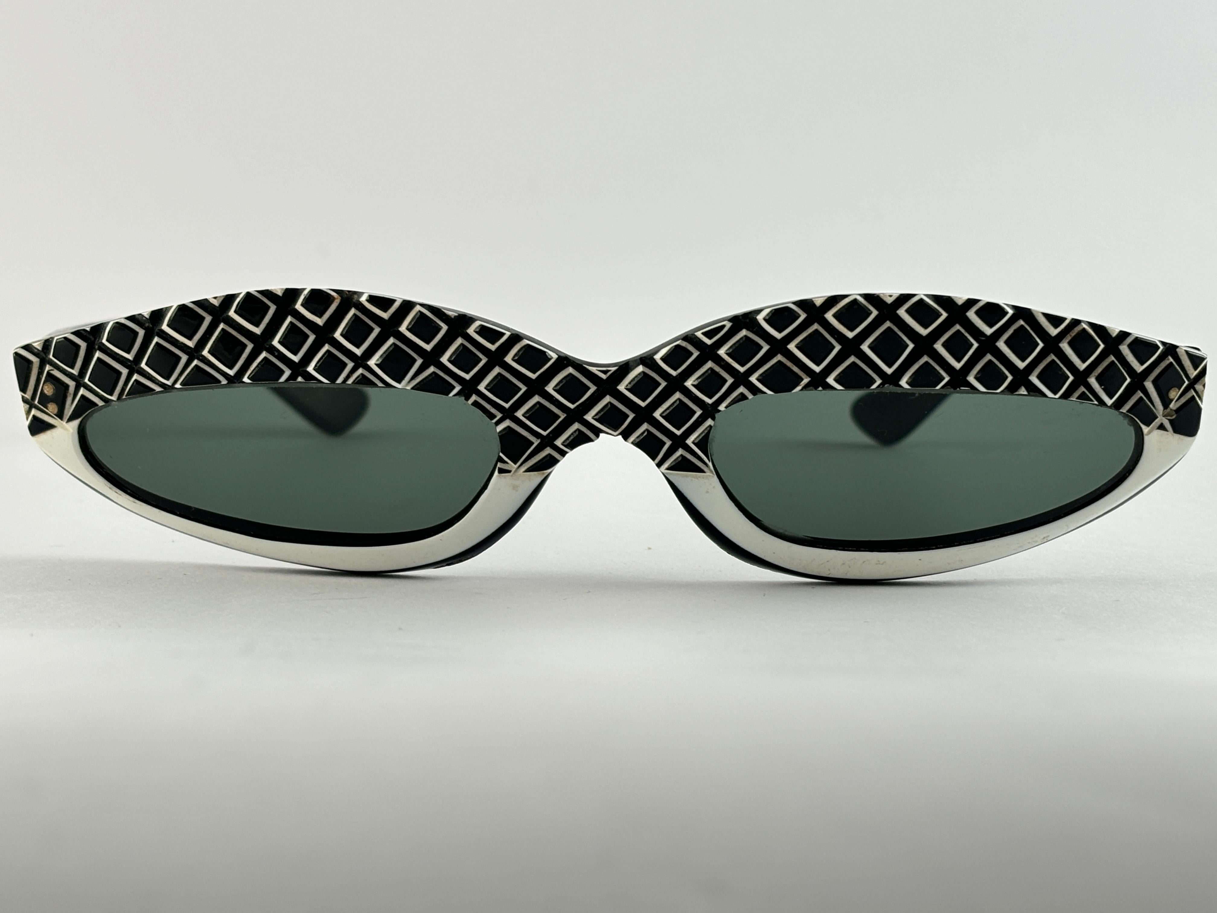 Mint Vintage Midcentury Noir  Lunettes de soleil à yeux de chat texturées, blanches, Whiting, 1960's en vente 4