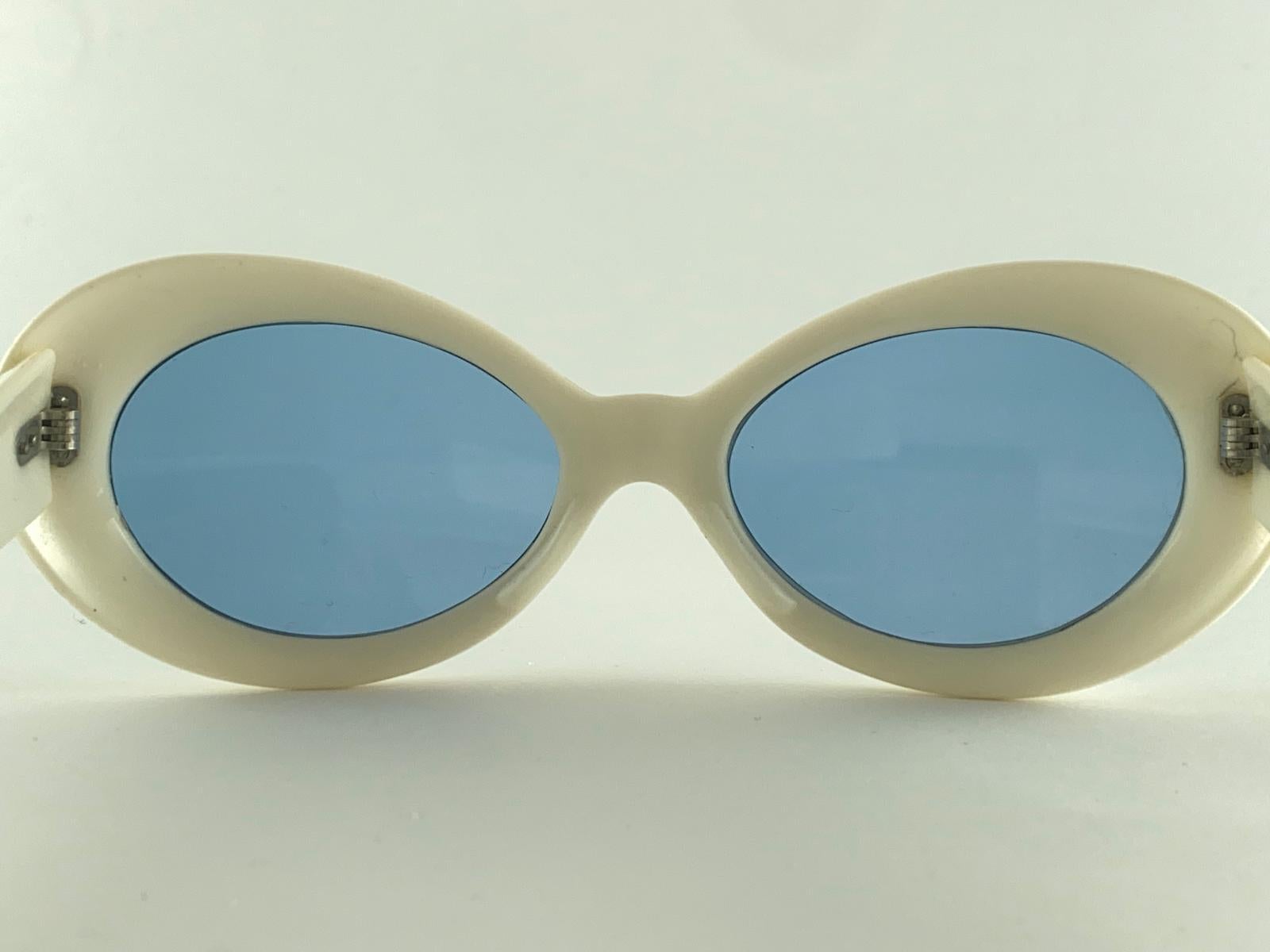 
Vintage Midcentury Beige Frame Sporting Blue Lenses.
This Item Show Sign Of Wear On The Frame In The Form Of Discolouration, Please Study The Pictures Prior Purchase.



Front                                     13.5 Cms 
Lens Height               
