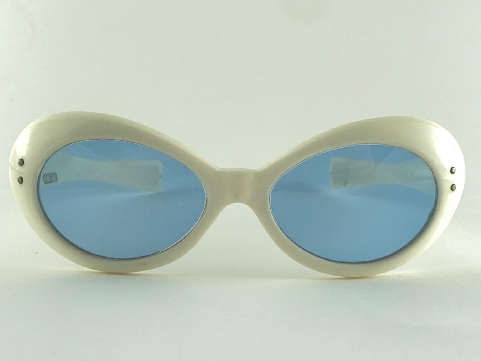 Gray Mint Vintage Midcentury Oval Frame Blue Lenses  Sunglasses 1960'S For Sale