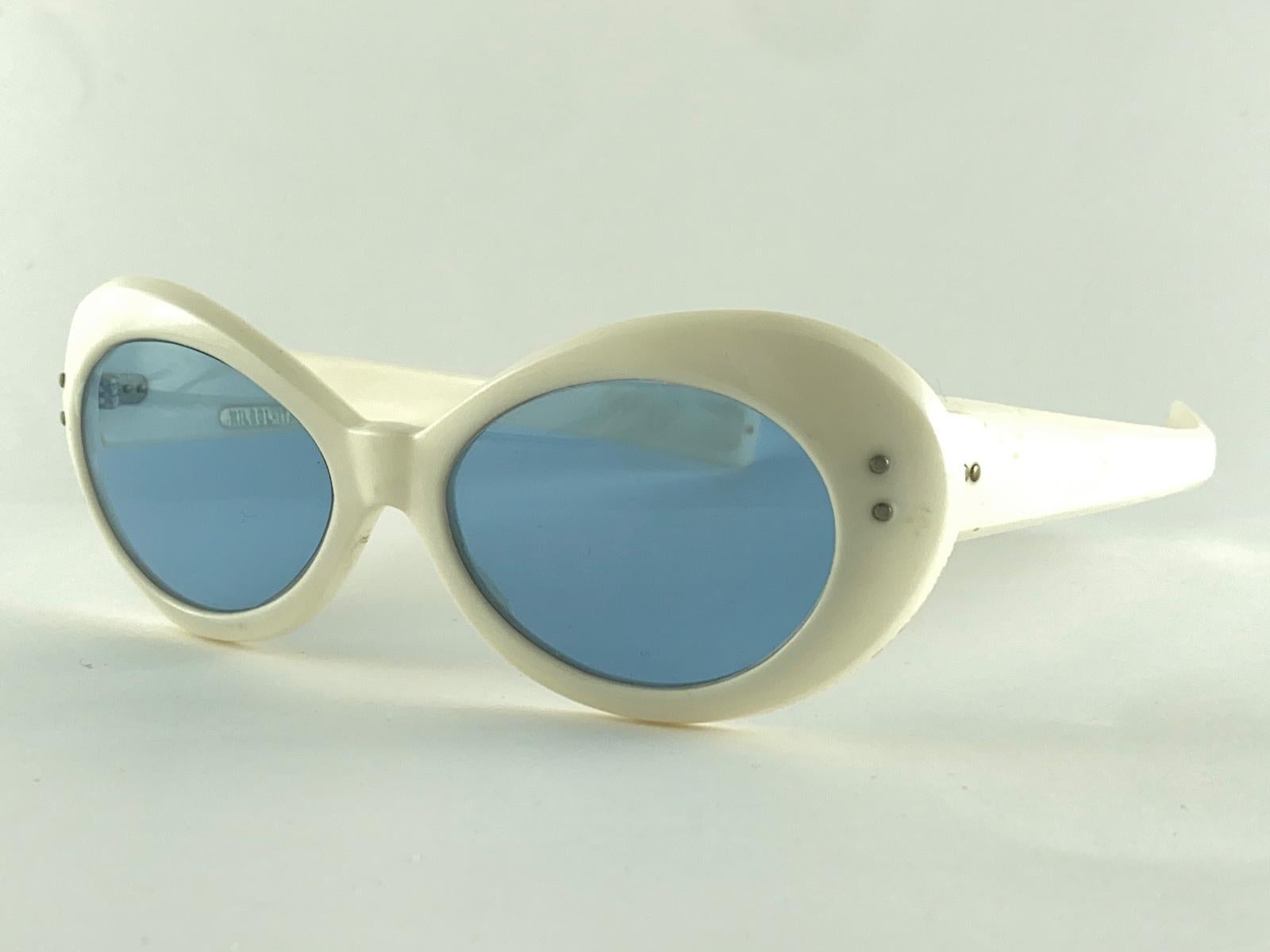 Mint Vintage Midcentury Oval Frame Blue Lenses  Sunglasses 1960'S In Good Condition For Sale In Baleares, Baleares