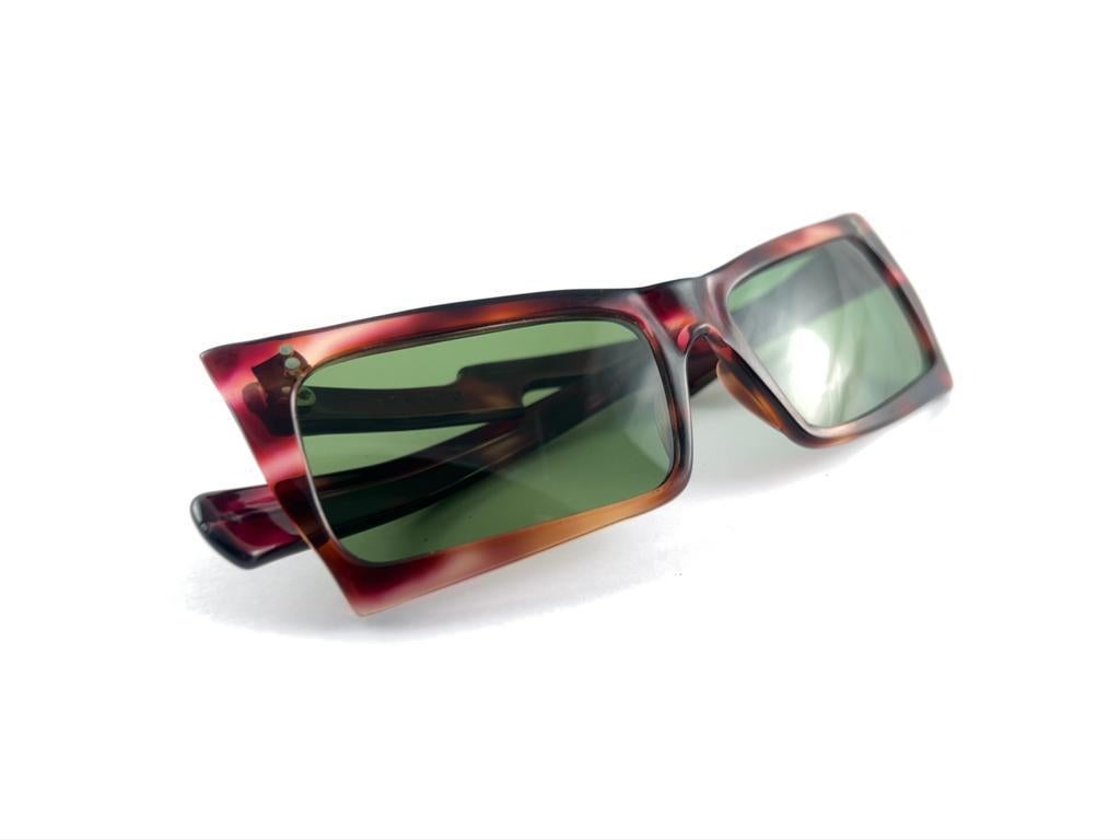 Mint Vintage Midcentury Rectangular Translucent Frame 60's Sunglasses France en vente 8