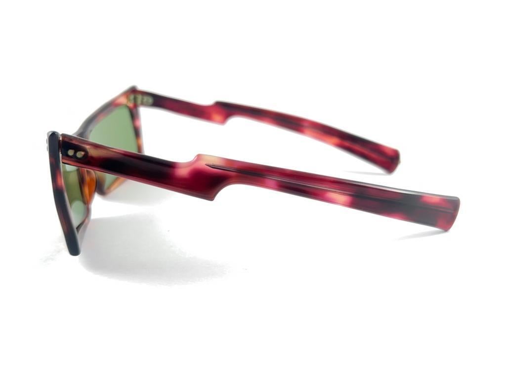 Mint Vintage Midcentury Rectangular Translucent Frame 60's Sunglasses France Pour femmes en vente