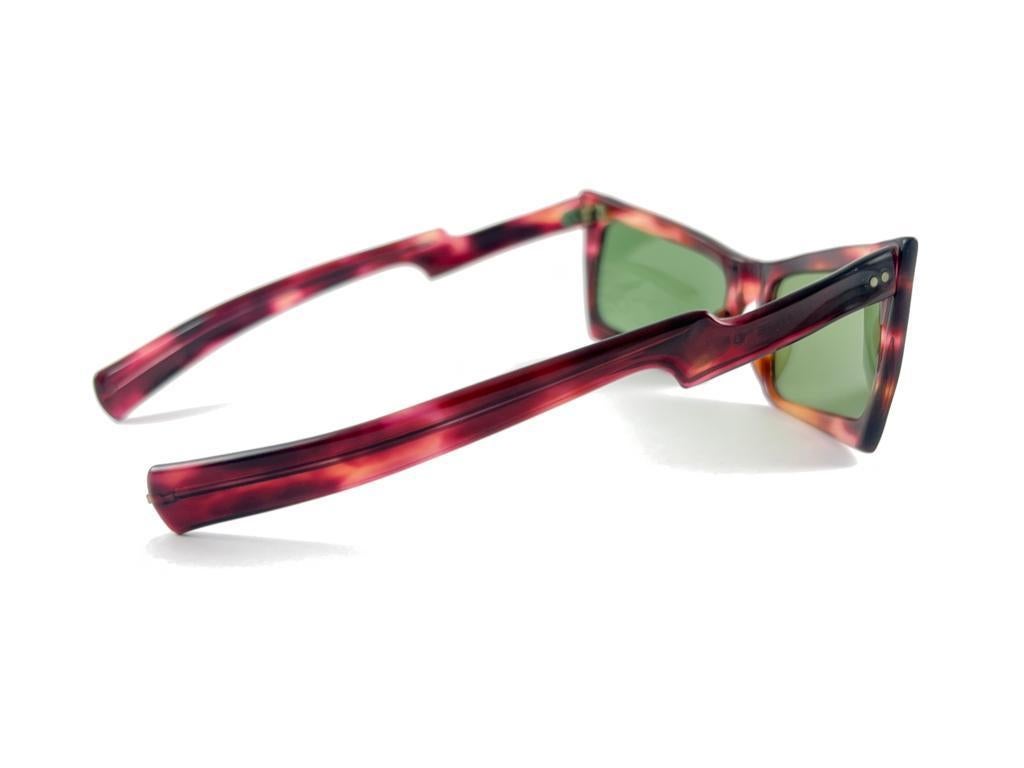Mint Vintage Midcentury Rectangular Translucent Frame 60's Sunglasses France en vente 2