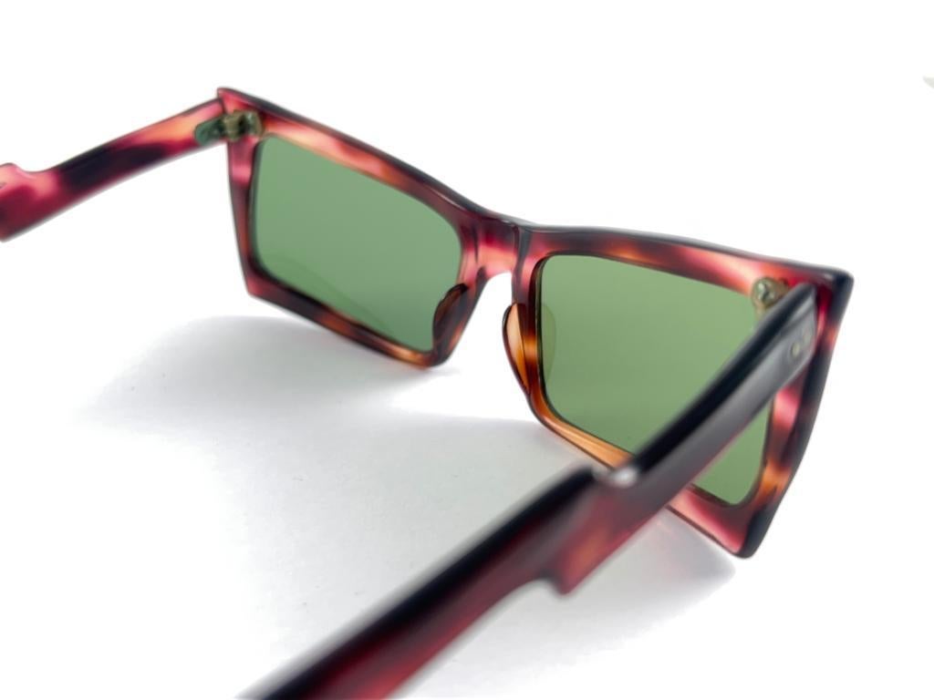 Mint Vintage Midcentury Rectangular Translucent Frame 60's Sunglasses France en vente 3