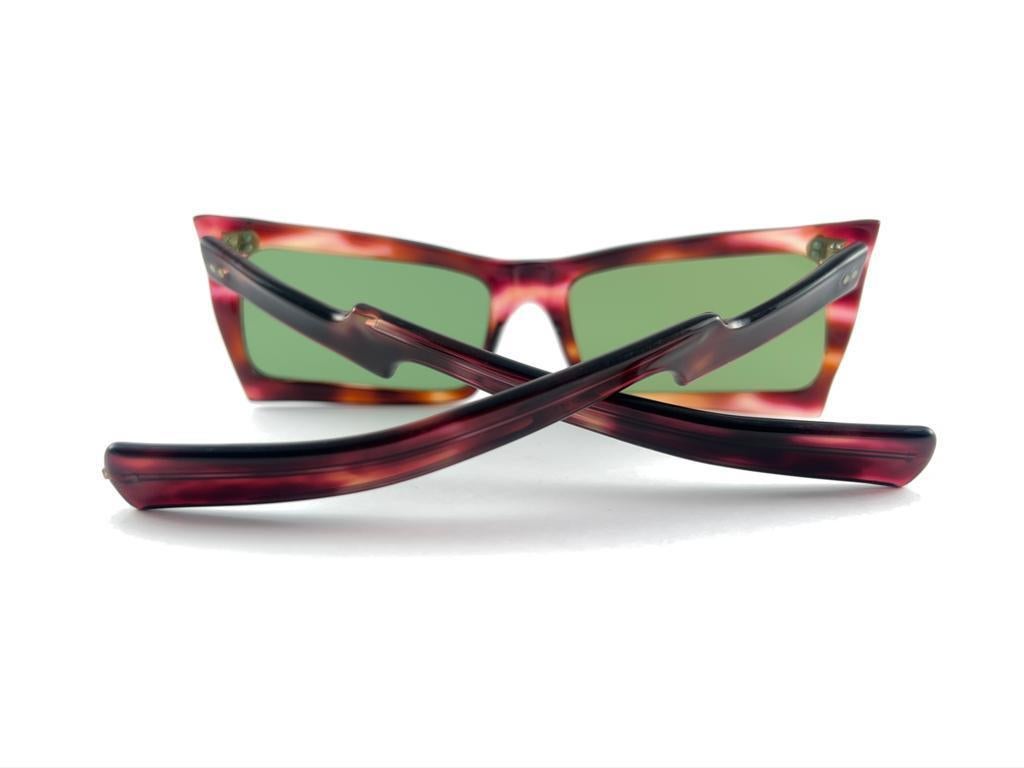 Mint Vintage Midcentury Rectangular Translucent Frame 60's Sunglasses France en vente 5