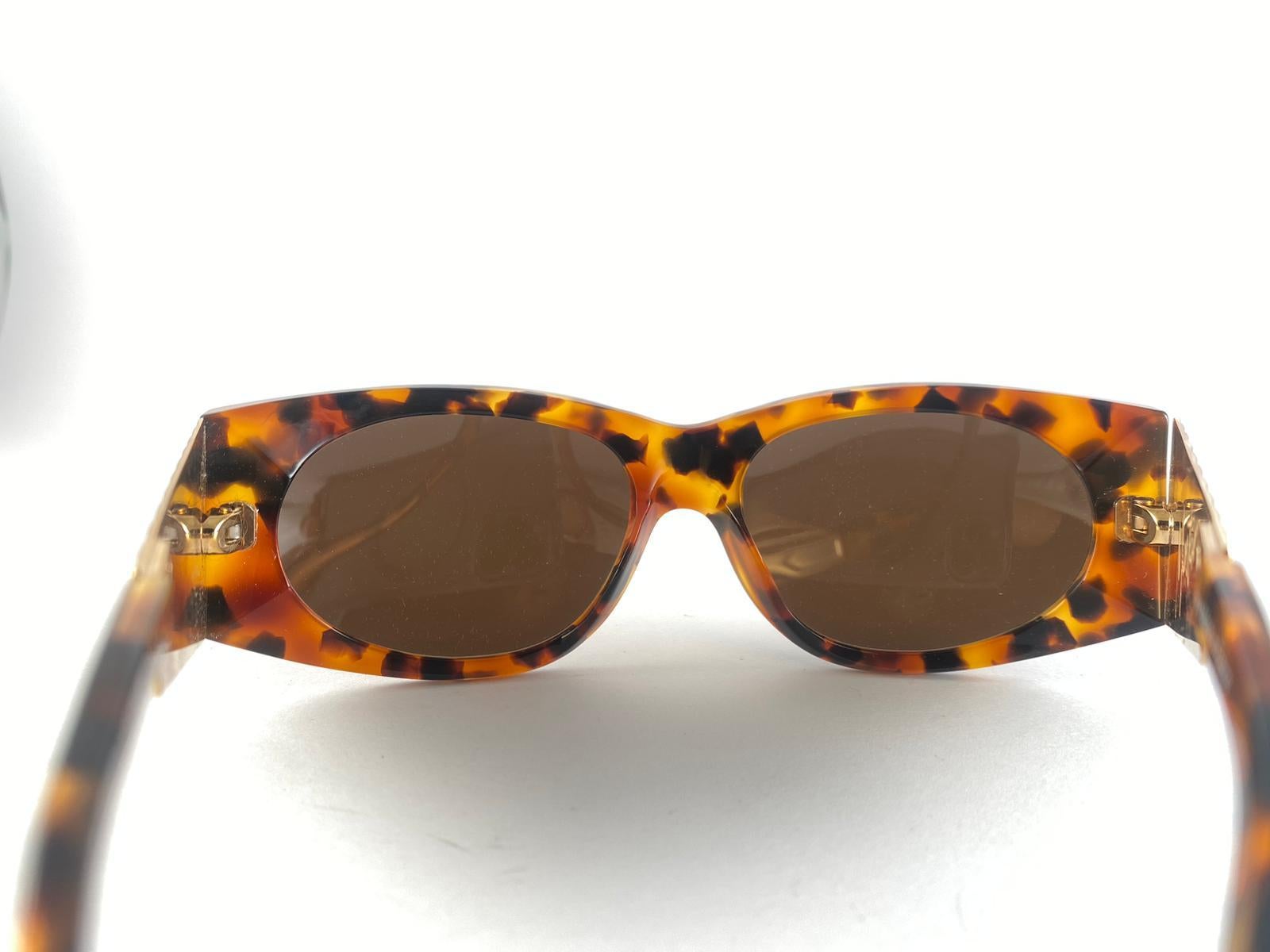 Vintage Montana tortoise & gold sporting brown lenses.

Please consider that this item is nearly 40 years old, worn gently and show minor sign of wear.



Made in France.



Front                                     14    cms

Lens Height           