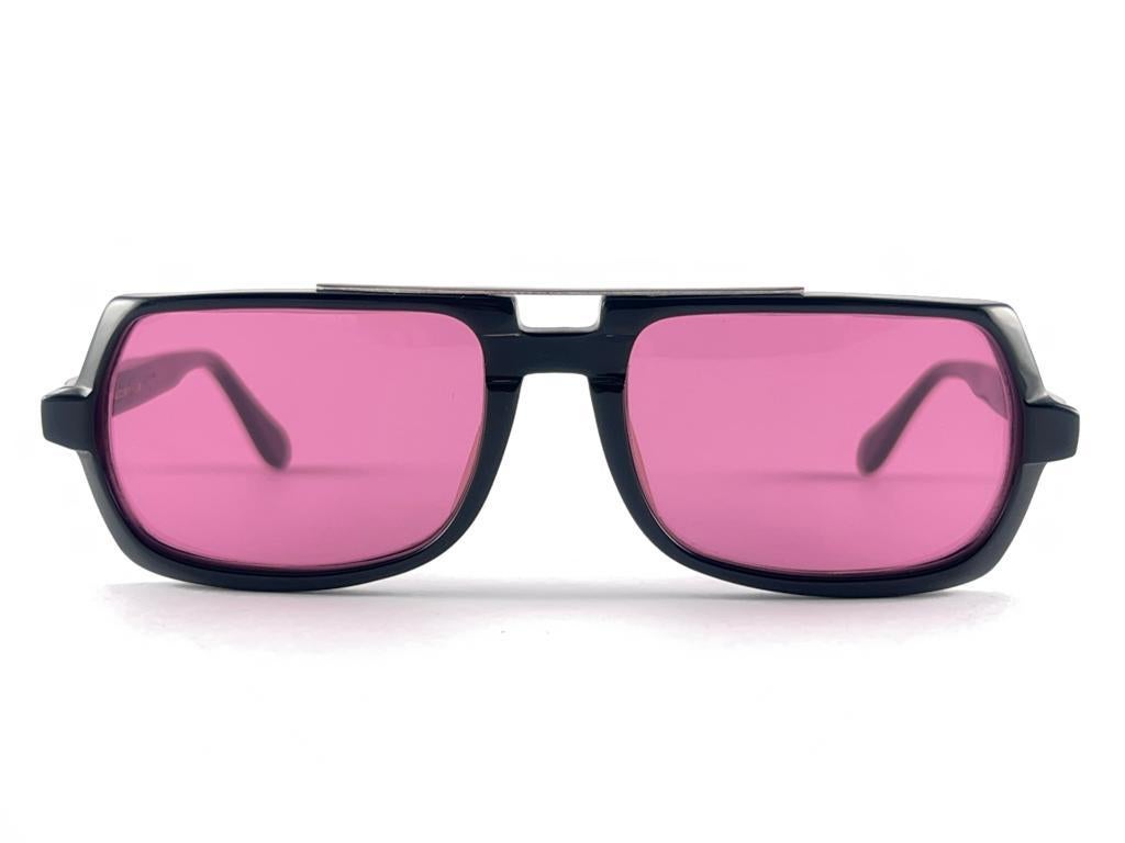 Mint Vintage Neostyle Techno Black Medium Pink Lenses Sunglasses 1990's  For Sale 6