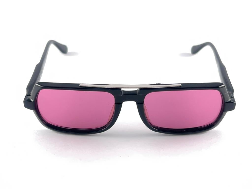 Mint Vintage Neostyle Small Sleek Black Frame Sporting Medium Pink Lenses.
Produziert und gestaltet in den 1990er Jahren.
Dieser Artikel kann aufgrund der Lagerung geringfügige Abnutzungserscheinungen aufweisen.


Hergestellt in