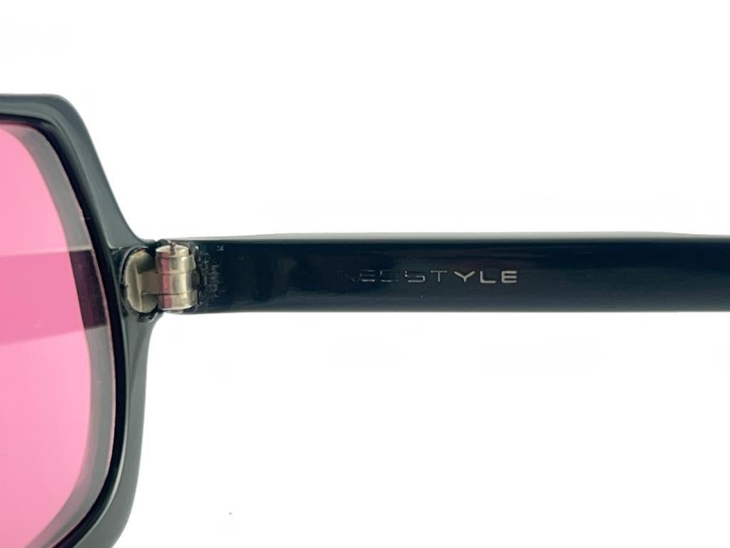 Mint Vintage Neostyle Techno Black Medium Pink Lenses Sunglasses 1990's  For Sale 2