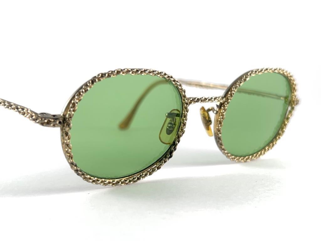 Mint Vintage Filigreed Ornamented Sunglasses
This Piece In Unsigned, Rather A Sample, A Seldom Frame 
This Item Show Sign Of Wear



Handcrafted In Italy 1960'S



Front                                           13.5 Cms
Lens Height                 