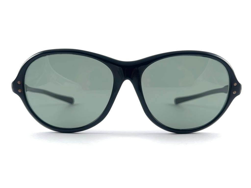 Mint Vintage Pompeii sleek black Oval frame Holding Medium grey lenses.
Please notice this item its almost 60 years old and may show minor sign of wear.

Made in Italy.

Front                                   14.5 cms
Lens Height                   