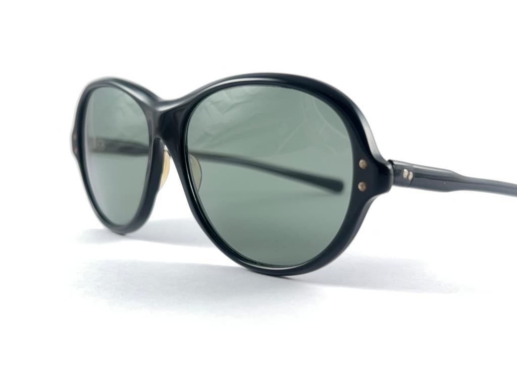 Mint Vintage Pompeii Black Oval Made in Italy 60's Sunglasses  For Sale 3