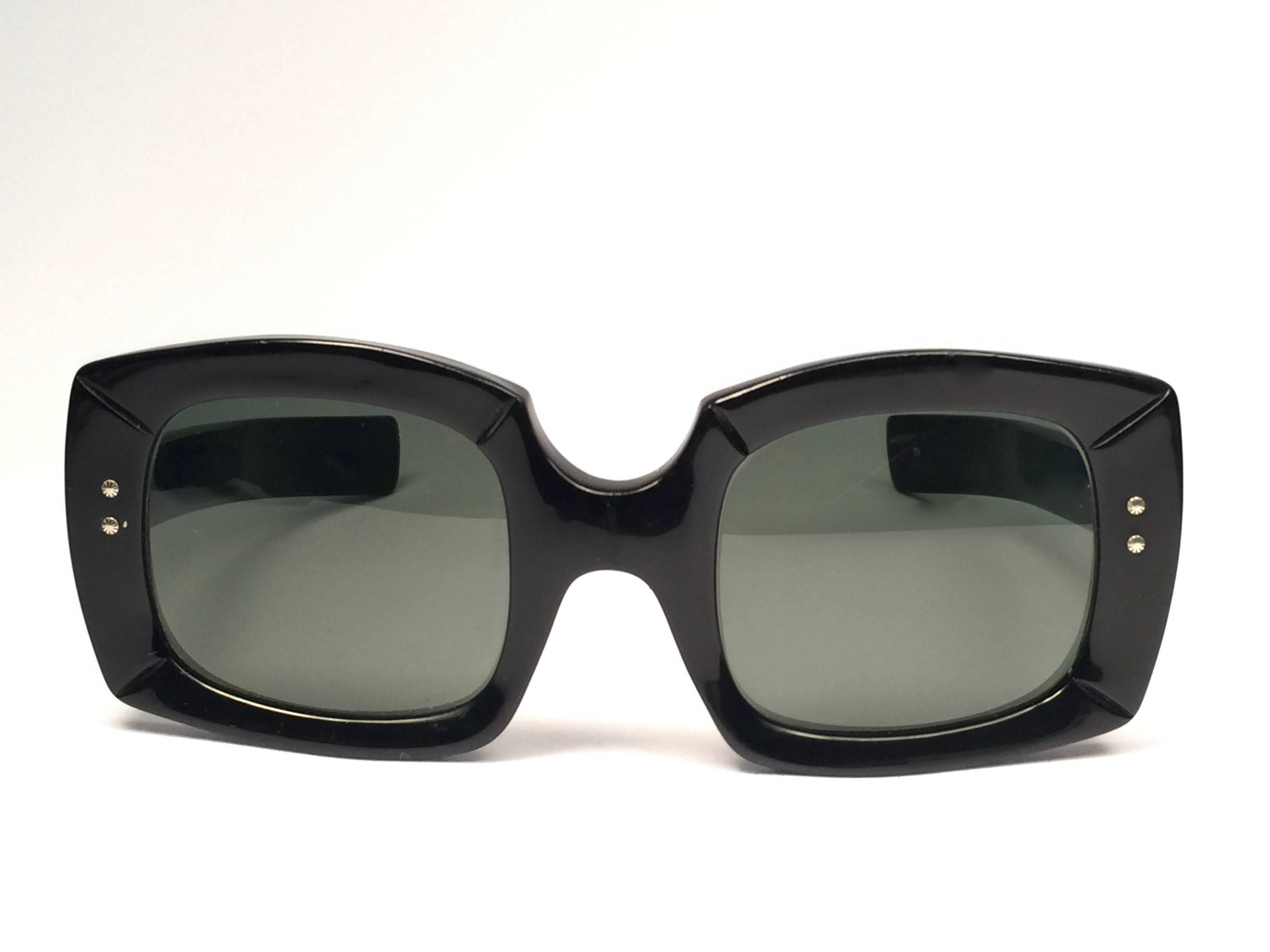 Mint Vintage Pompeii sleek black futuristic square frame with G15 grey lenses.

Please notice this item its almost 60 years old and may show minor sign of wear.

Made in Italy.
