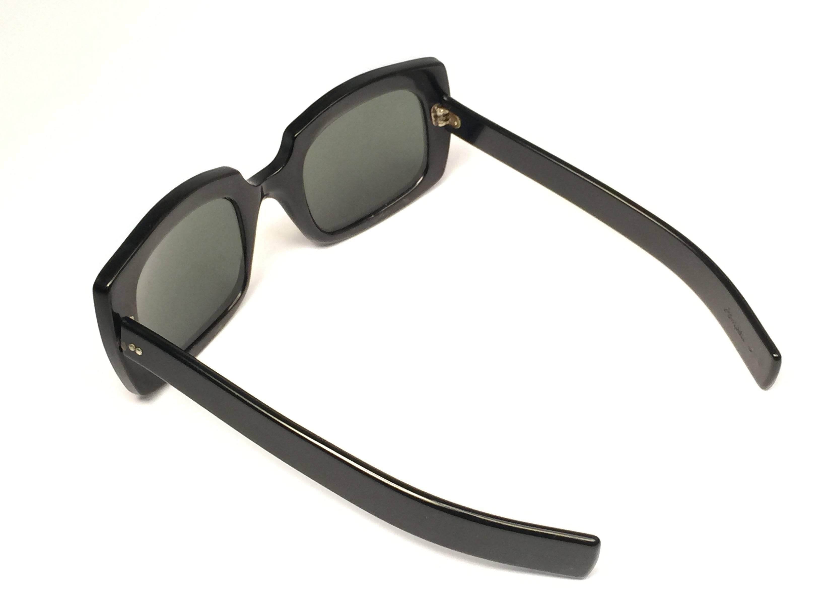 Women's or Men's Mint Vintage Pompeii Black Square Futuristic Made in France 1960 Sunglasses 