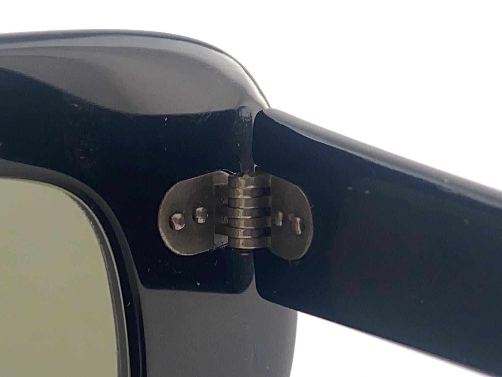 Noir Mint Vintage Pompeii Midcentury Black Mask Sunglasses 1960's en vente