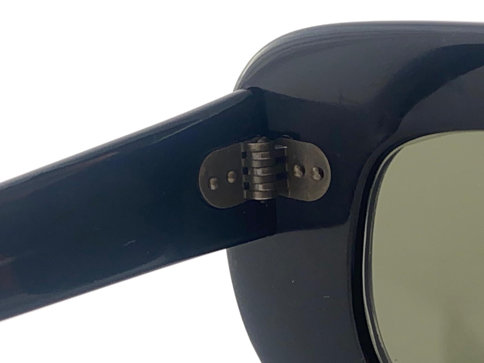Mint Vintage Pompeii Midcentury Black Mask Sunglasses 1960's Excellent état - En vente à Baleares, Baleares
