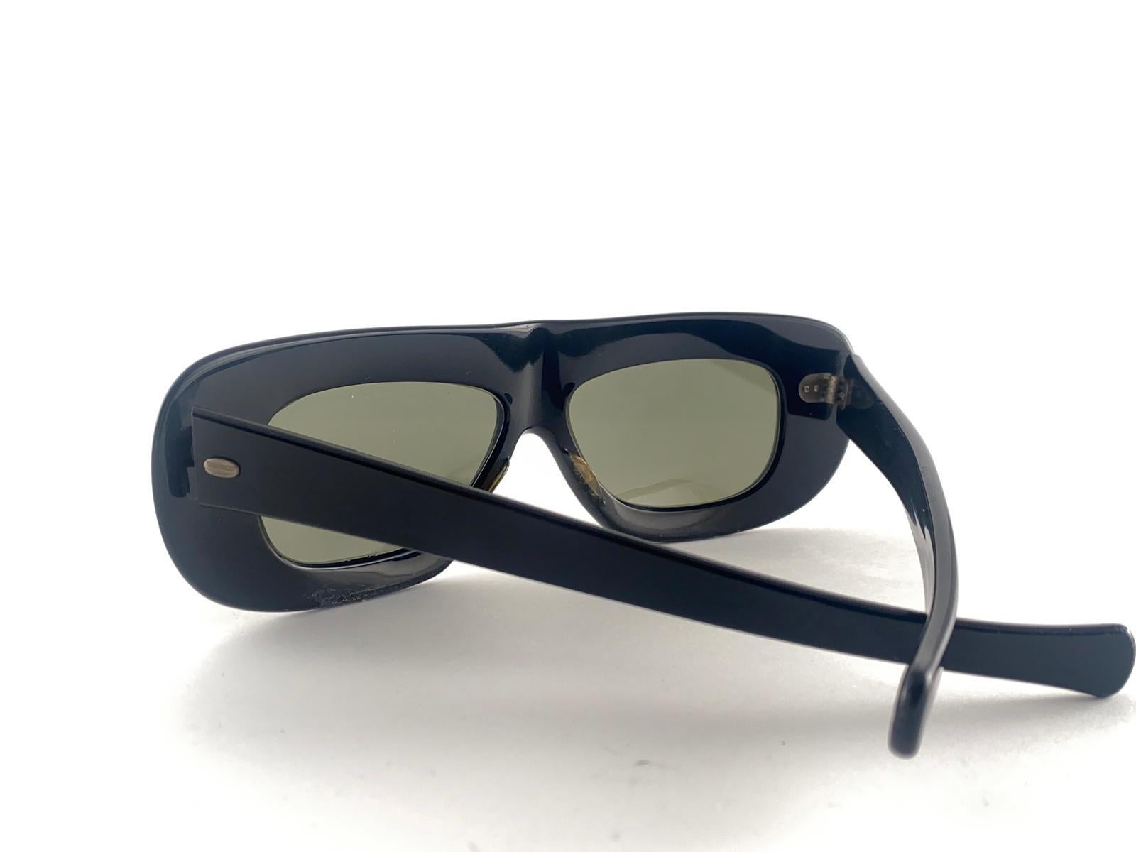Mint Vintage Pompeii Midcentury Black Mask Sunglasses 1960's Unisexe en vente