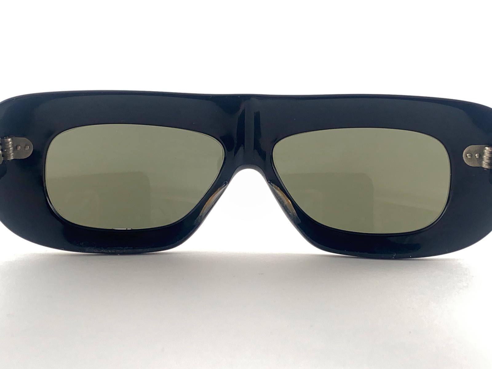 Mint Vintage Pompeii Midcentury Black Mask Sunglasses 1960's en vente 1