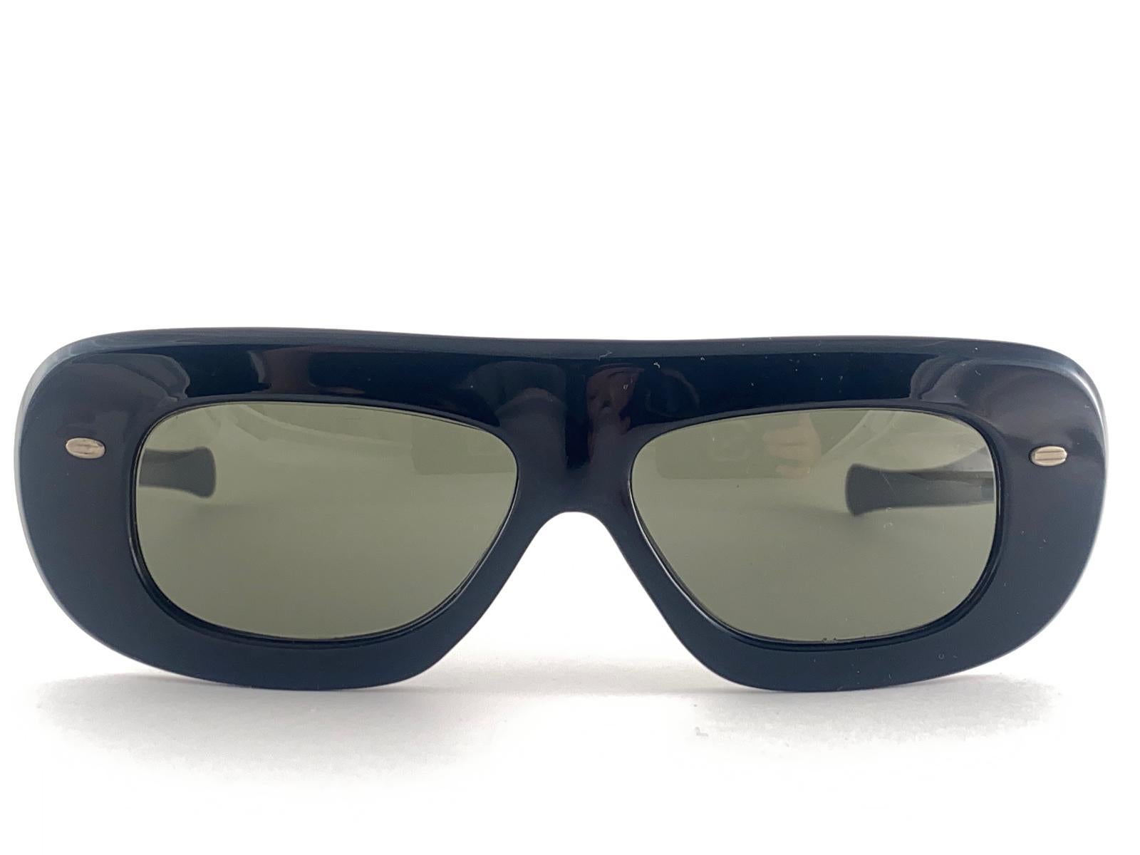 Mint Vintage Pompeii Midcentury Black Mask Sunglasses 1960's en vente 3