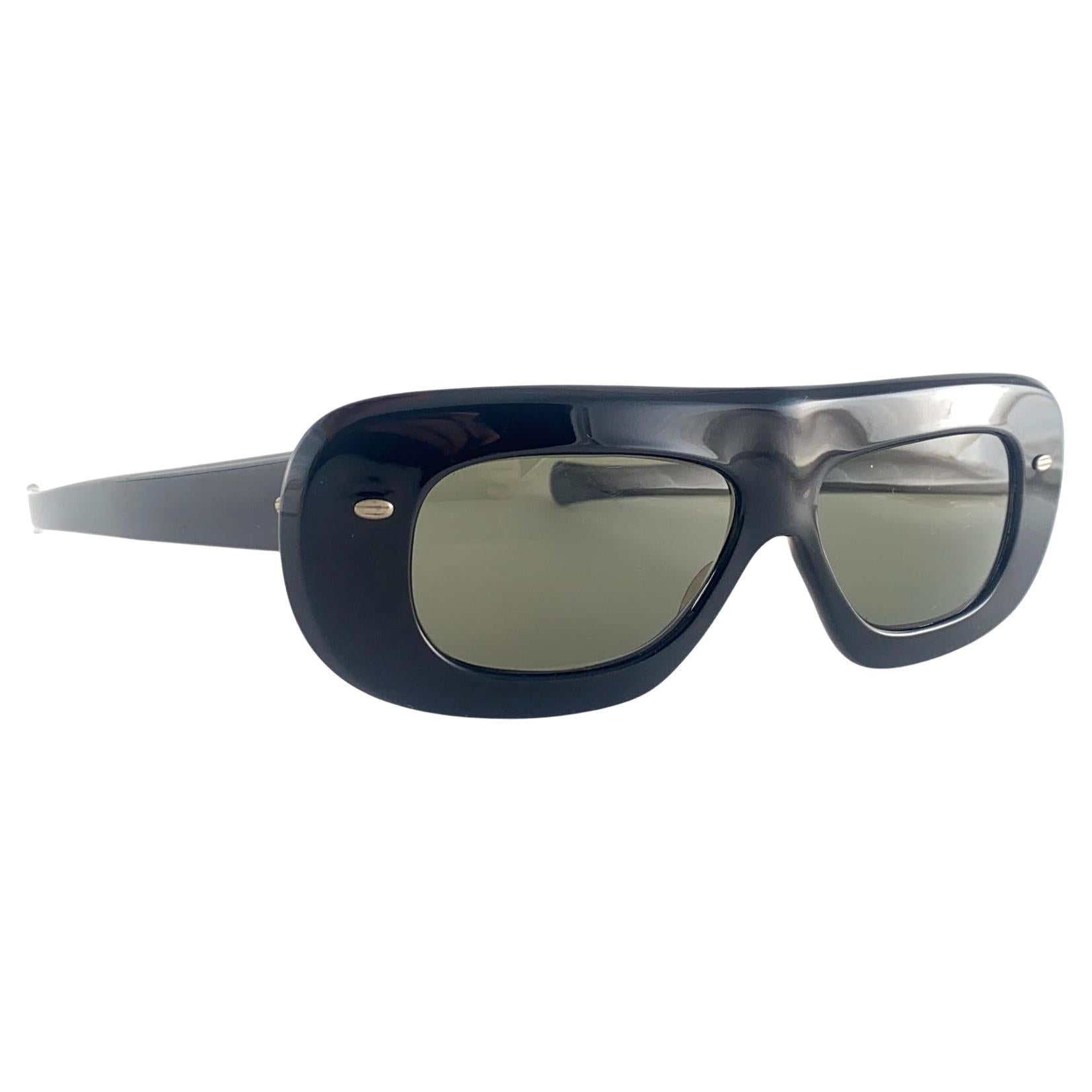 Mint Vintage Pompeii Midcentury Black Mask Sunglasses 1960's en vente