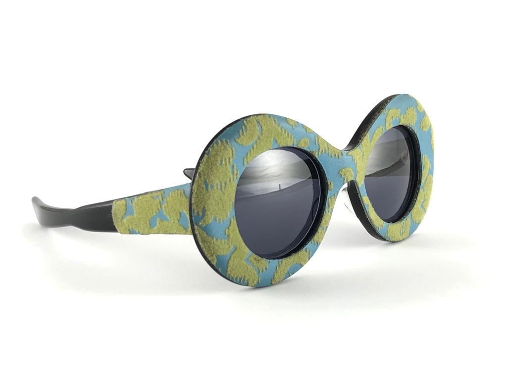Mint super rare Vintage Pompeii turquoise fabric over a sleek black frame with G15 grey lenses.

Please notice this item its almost 60 years old and may show minor sign of wear.

Made in Italy.

FRONT : 13.5 CMS 
LENS HEIGHT : 3.9 CMS 
LENS WIDTH :