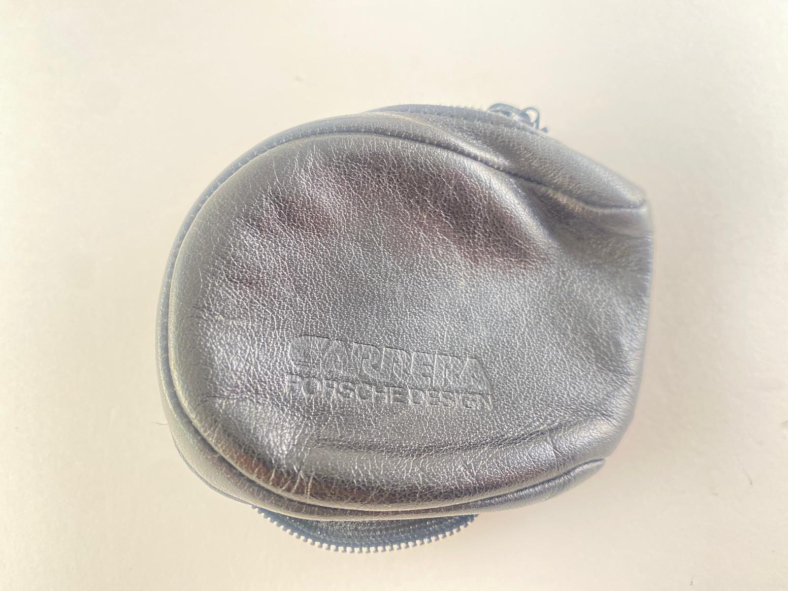 Montatura nera pieghevole Porsche Design vintage degli anni '90 con lenti sfumate marroni. 
Si prega di considerare che questo articolo è d'epoca, è stato usato delicatamente e presenta lievi segni di usura sulle lenti. 
Un'incredibile maestria e