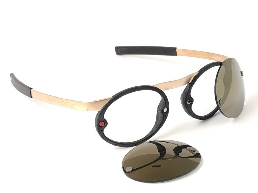 Mint 1980's Porsche Design 5694 Gold Matte Rahmen. 
Erstaunliche Handwerkskunst und Qualität. 
Kommt mit dem originalen schwarzen Porsche Hartschalenkoffer, der aufgrund der fast 40-jährigen Lagerung einige Abnutzungserscheinungen aufweist. 
Neu,