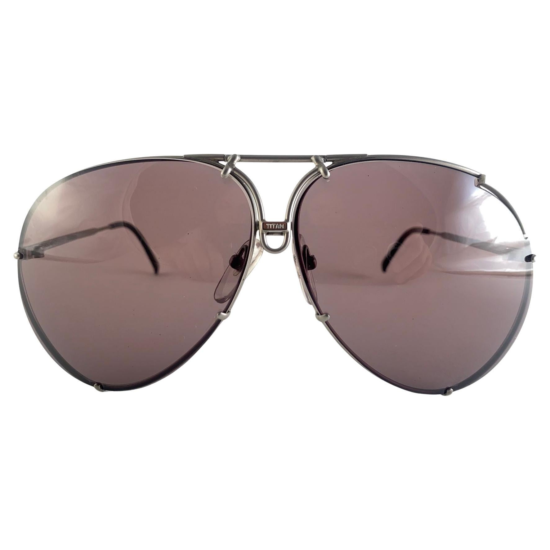 Mint 1980'S Porsche Design 5621 Silver Matte Titan Frame With Grey  Lenses. Amazing Craftsmanship And Quality. 
 
Light Sign Of Wear Due To Storage.



Front 16 Cms
Lens Height 5.8 Cms
Lens Width 6.8
Temples 13 Cms

