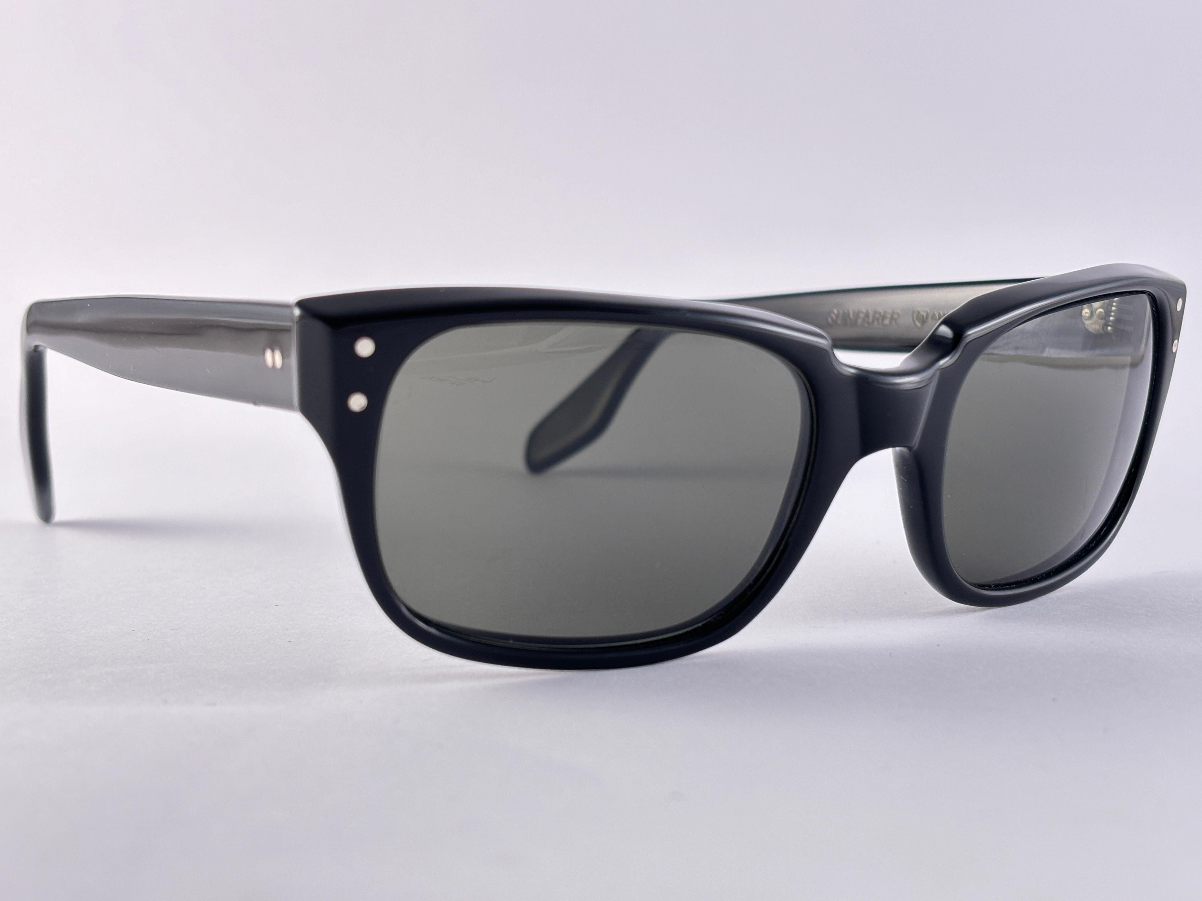 
Objet de collection, 1969 Vintage American Optical Sunfarer G15 Lentilles grises.

Une qualité et un design incroyables. Une pièce classique et intemporelle.


Devant : 15 cm
Hauteur de l'objectif : 4 cm
Largeur de l'objectif : 5,5 cm



Cet