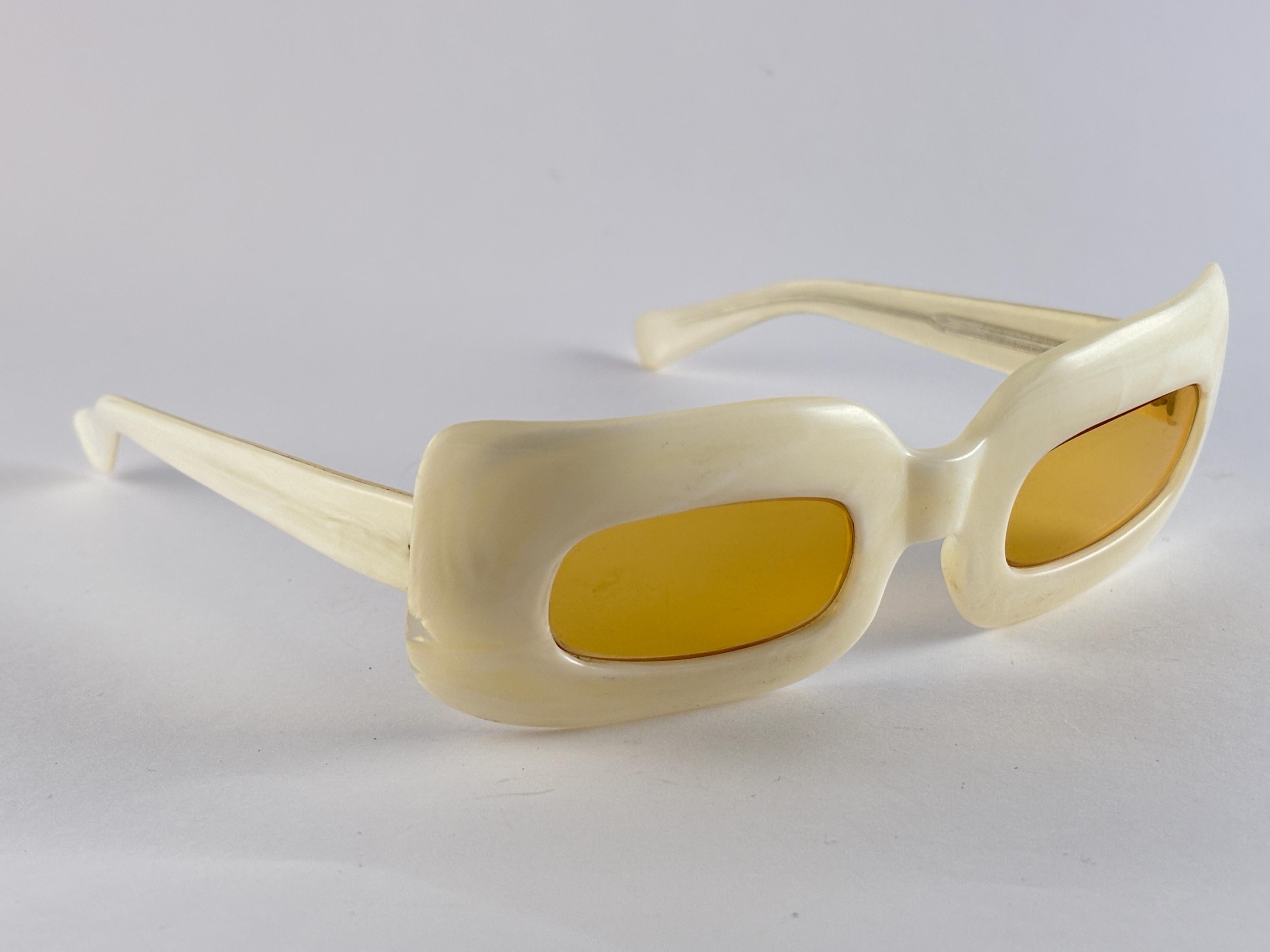 
Vintage Rare Space Age Robuste marmorierte Beige Rahmen Sporting Amber Gelbe Linsen.

Dieses Element zeigen geringfügige Zeichen der Abnutzung auf beiden Rahmen und Linsen aufgrund der Lagerung.

Ein hochgradig sammelwürdiges Stück. Trueing Rarity