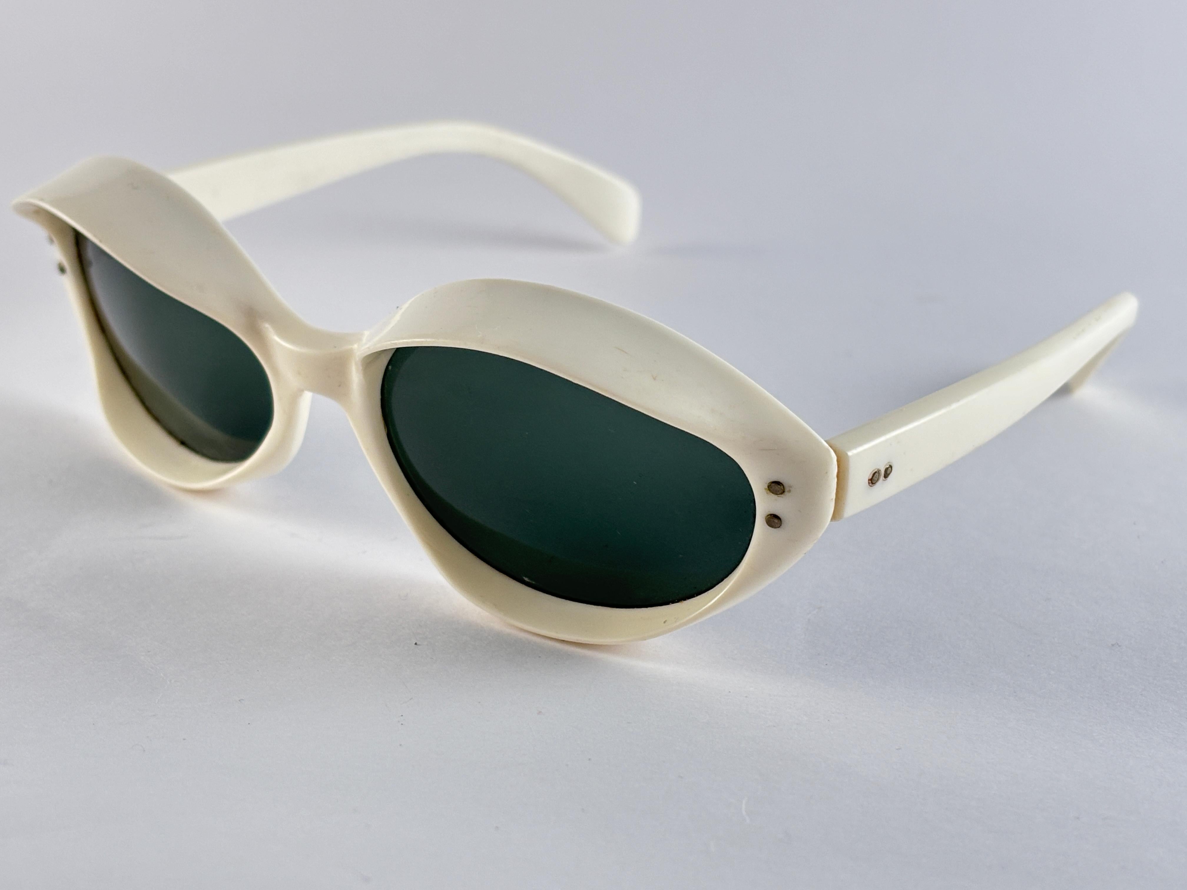 
Vintage Rare Space Age Hooded Off White Frame Sporting Grey Lenses.

This Item Show Minor Sign Of Wear On Both Frame And Lenses Due To Storage.

Highly Collectable Piece. True Rarity On Our Collection.



Front                                     