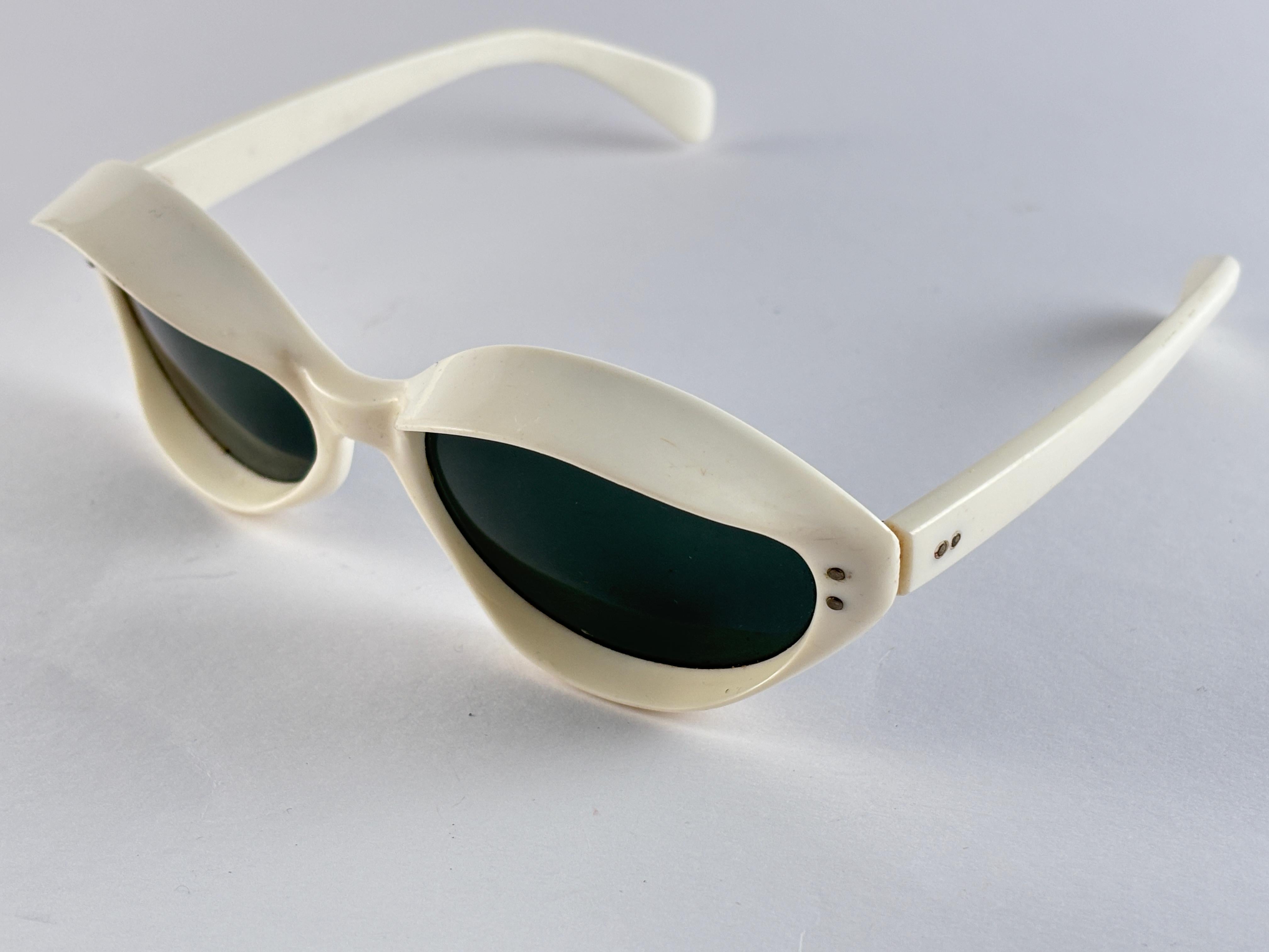 Mint Vintage Rare 1960'S Space Age Hooded Sunglasses 1960'S In Excellent Condition For Sale In Baleares, Baleares
